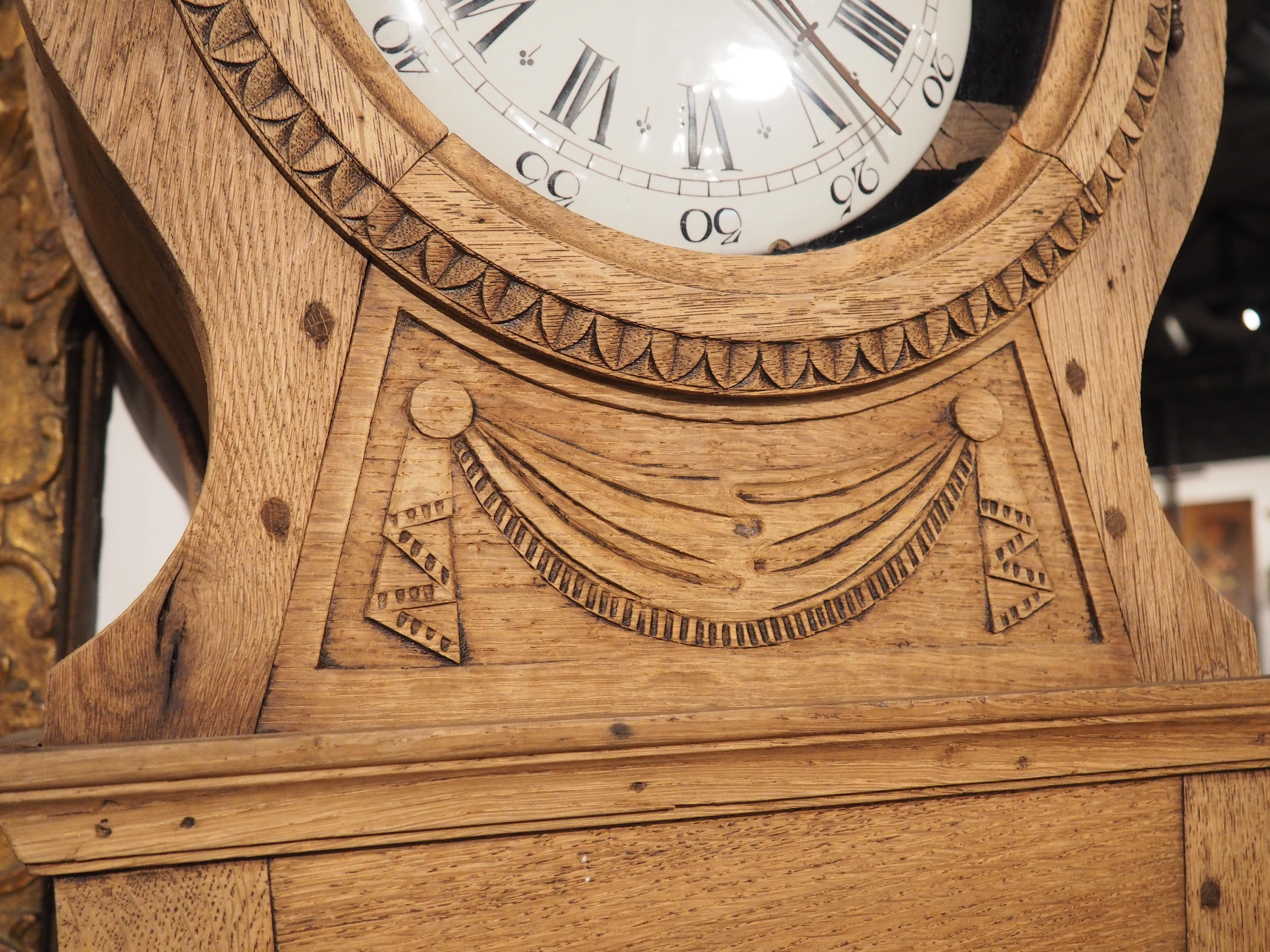 Ancien boîtier d'horloge Demoiselle en chêne blanchi de style Louis XVI, vers 1890 en vente 1