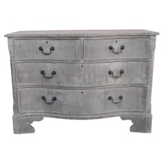 Ancienne commode à façade serpentine blanchie, anglaise vers 1780