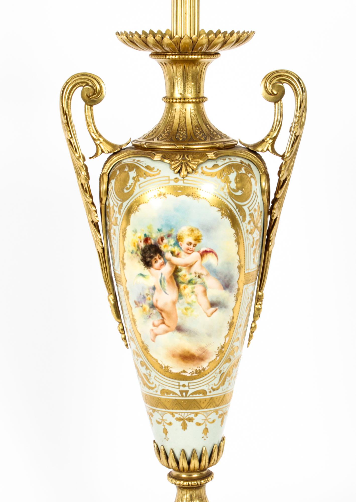 Français Antique Bleu Celeste Sevres Porcelaine Ormolu Table Lamp 19th Century en vente