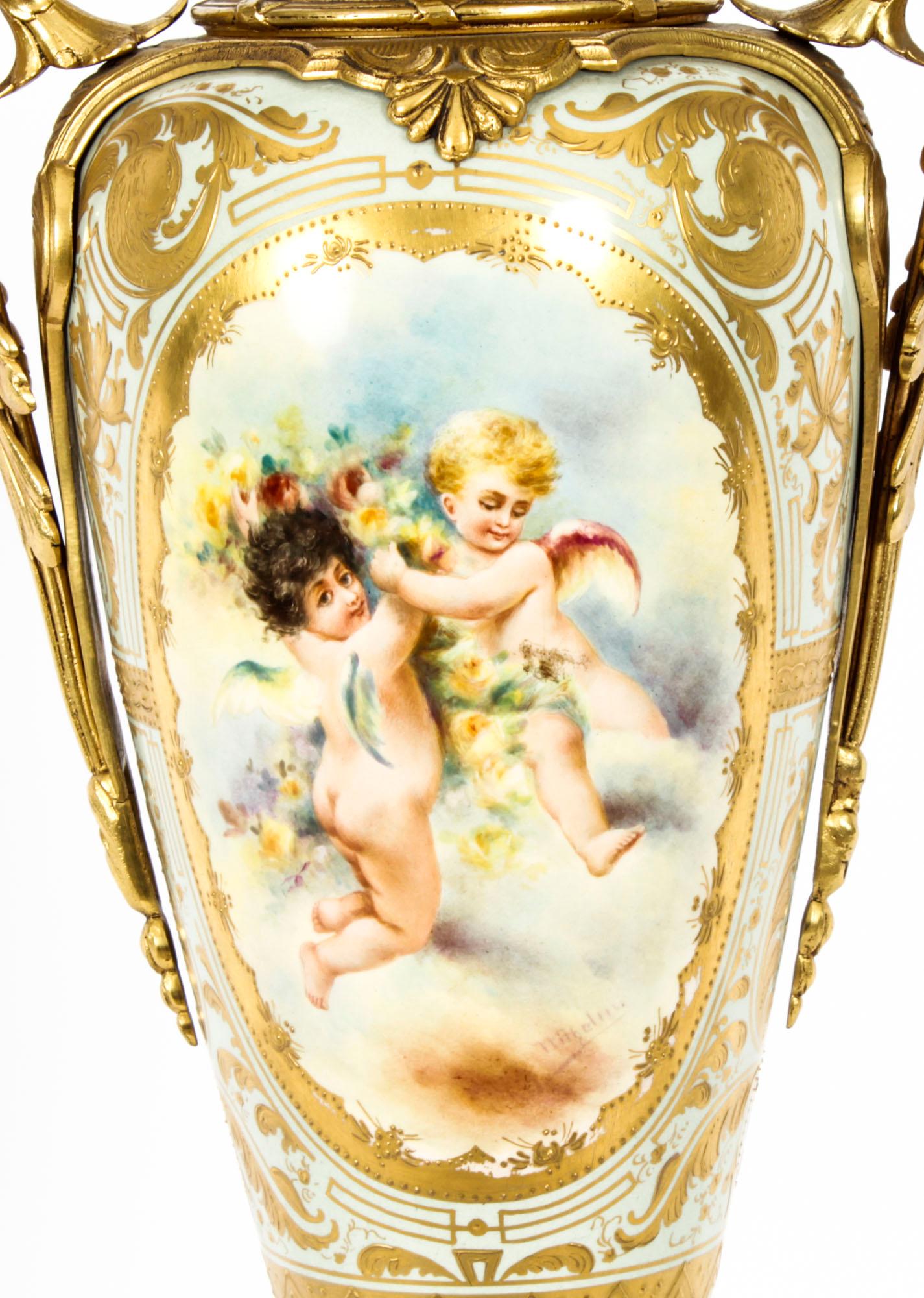 Peint à la main Antique Bleu Celeste Sevres Porcelaine Ormolu Table Lamp 19th Century en vente