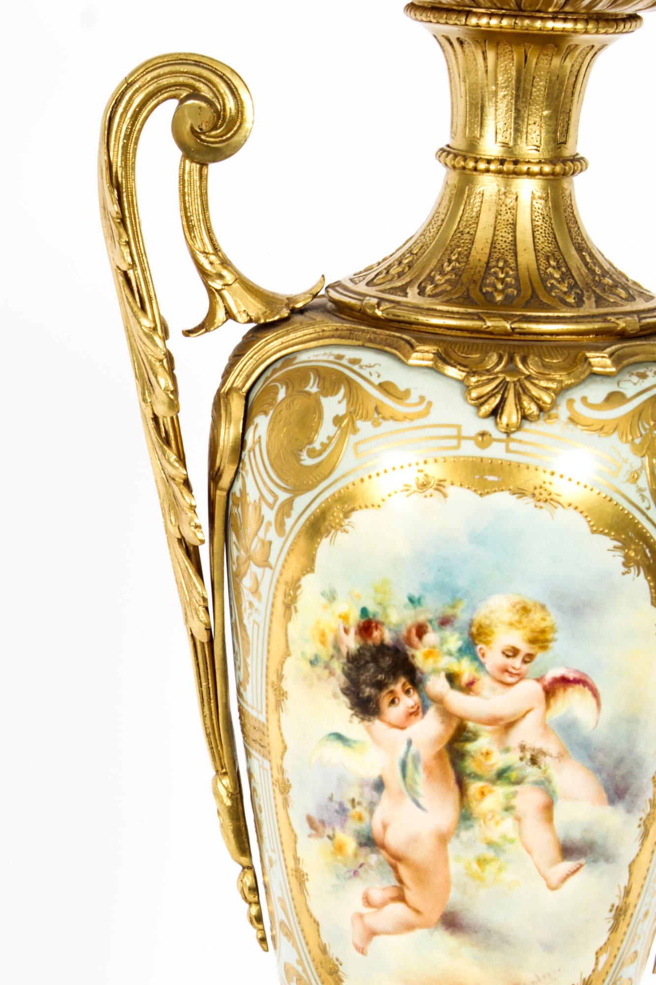 Antique Bleu Celeste Sevres Porcelaine Ormolu Table Lamp 19th Century Bon état - En vente à London, GB
