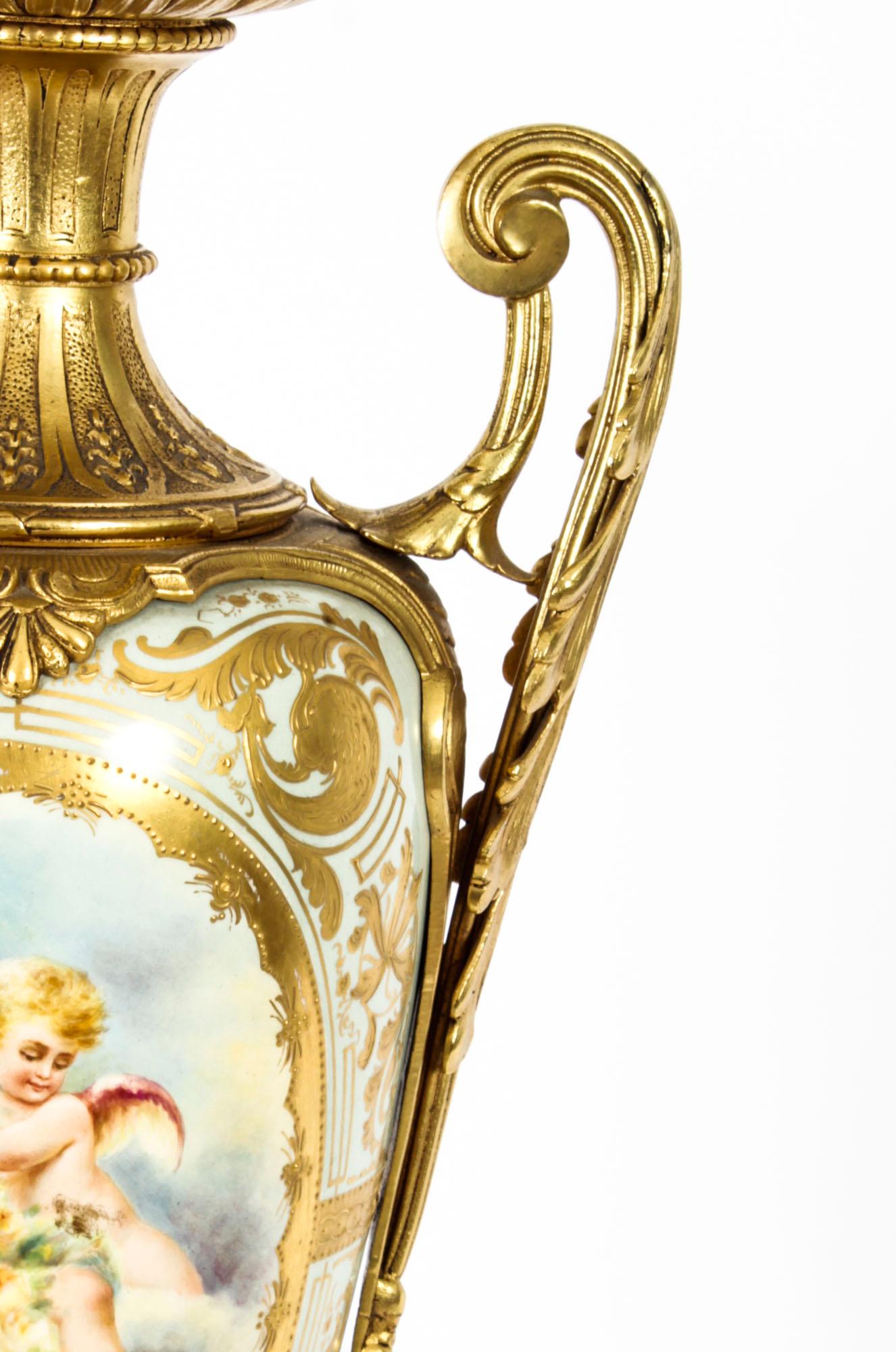 Fin du XIXe siècle Antique Bleu Celeste Sevres Porcelaine Ormolu Table Lamp 19th Century en vente