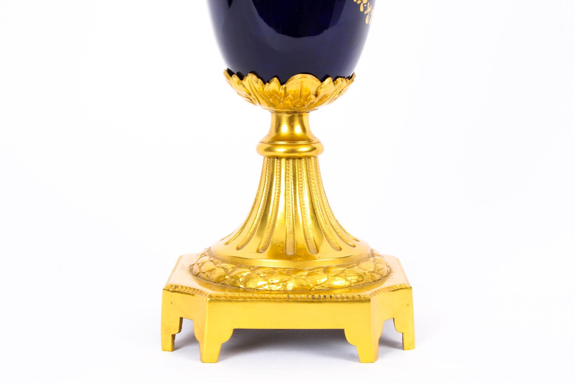 Lampe de table ancienne en porcelaine ormée Bleu Royale Sèvres:: 19ème siècle en vente 4