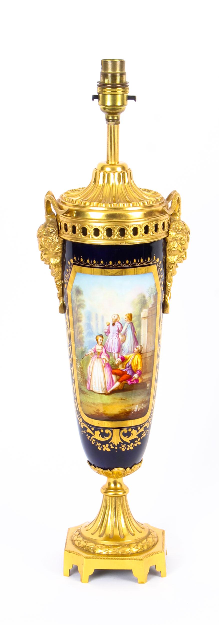 Lampe de table ancienne en porcelaine ormée Bleu Royale Sèvres:: 19ème siècle en vente 6
