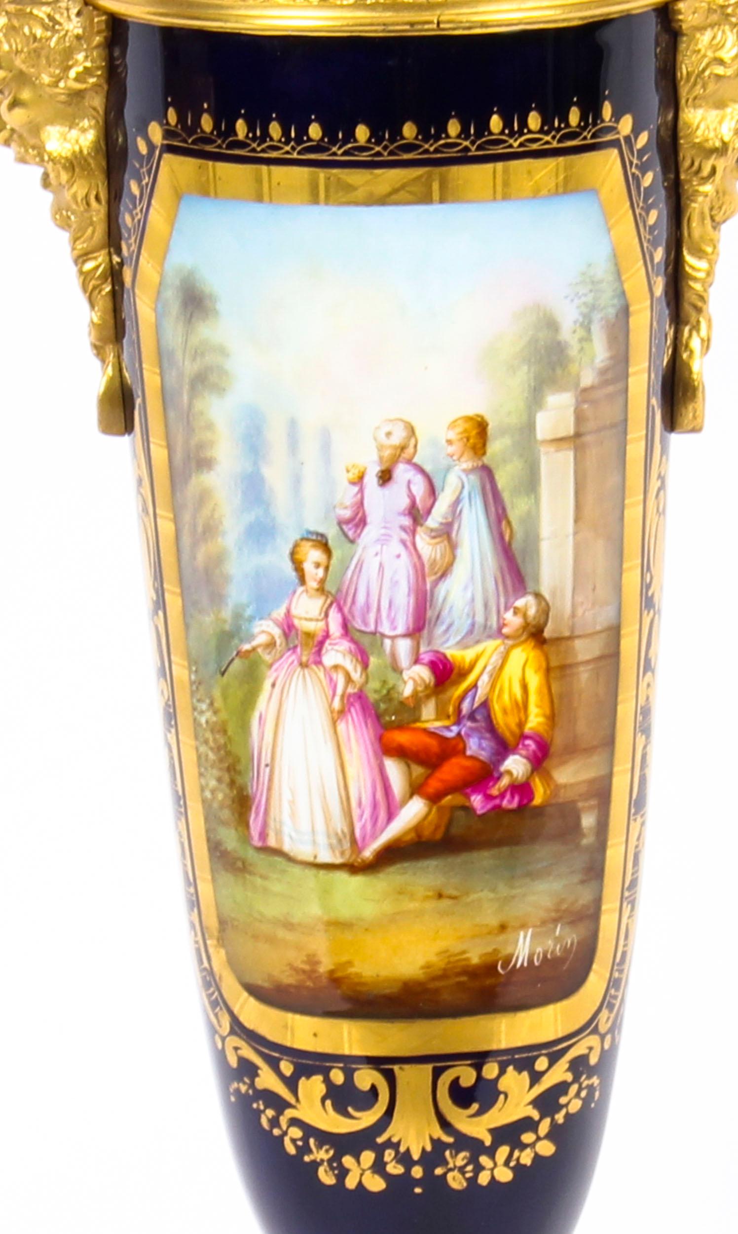 Il s'agit d'un magnifique grand vase ancien en porcelaine de Sèvres 
