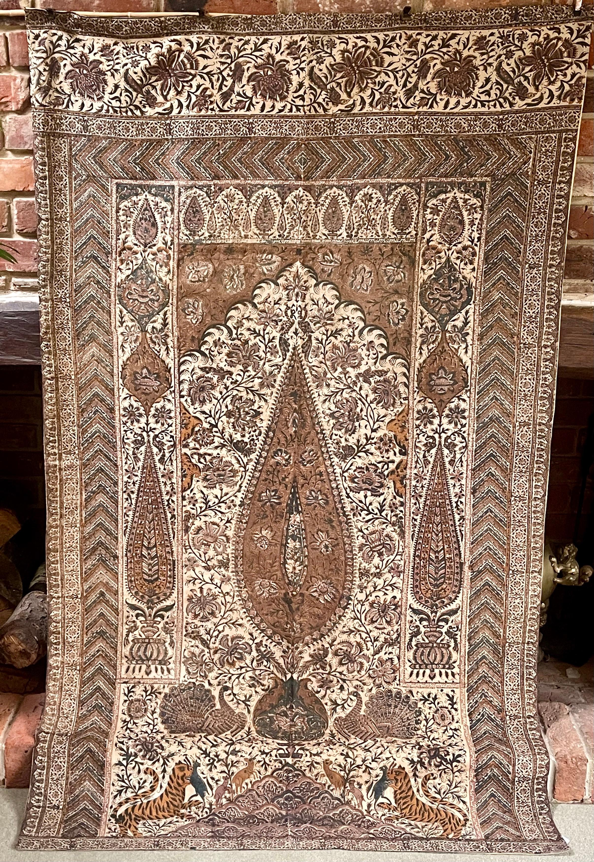 Antiguo Kalamkari Indo Persa

Data de principios del siglo XX

Hábilmente impreso a mano en la India para el mercado persa sobre un fondo de algodón que representa un ciprés, numerosos pajaritos y flores exóticas, pavos reales y tigres.
Forro de