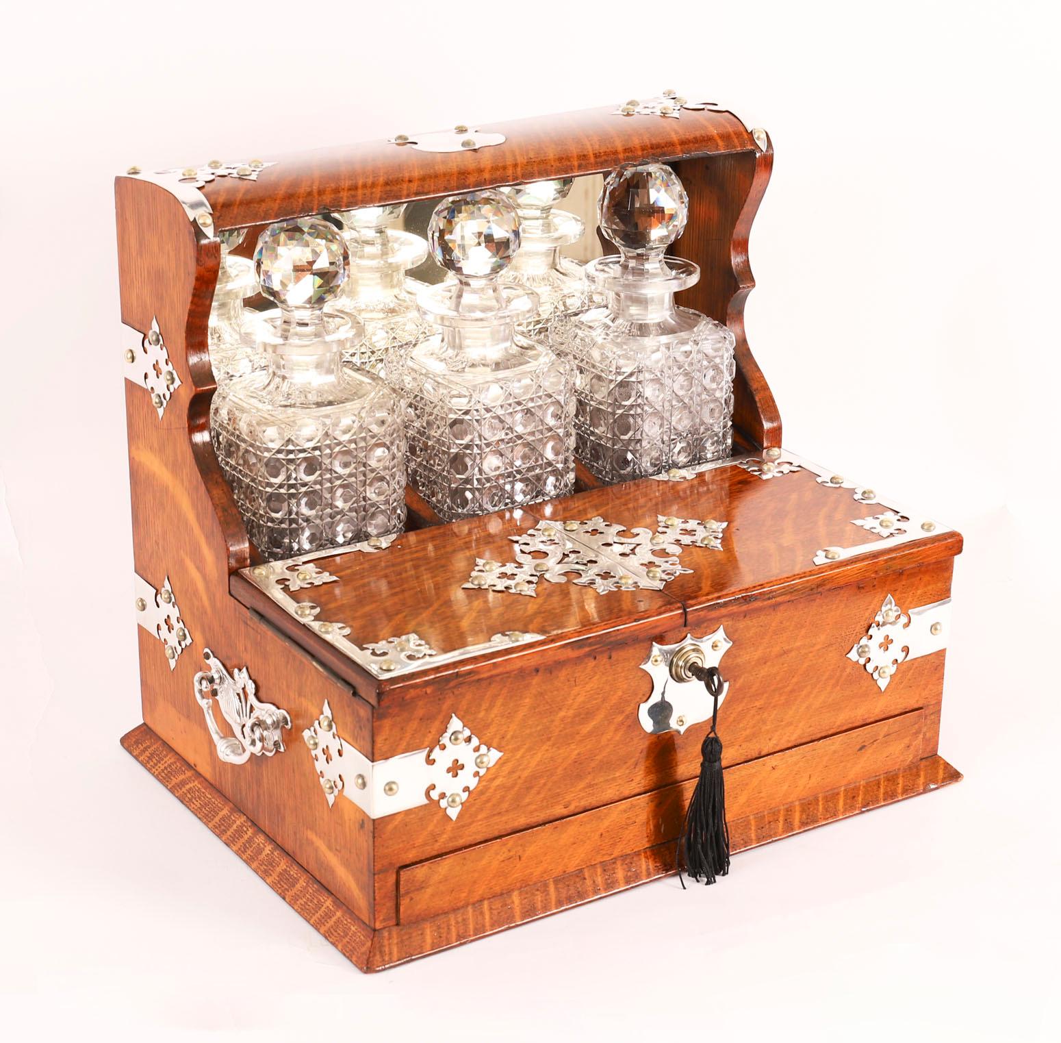 Se trata de un magnífico tantalio victoriano antiguo de tres decantadores con caja de roble dorado, monturas decorativas de latón plateado de estilo gótico y asas a los lados, datado hacia 1880.

Este magnífico tántalo presenta tres maravillosos