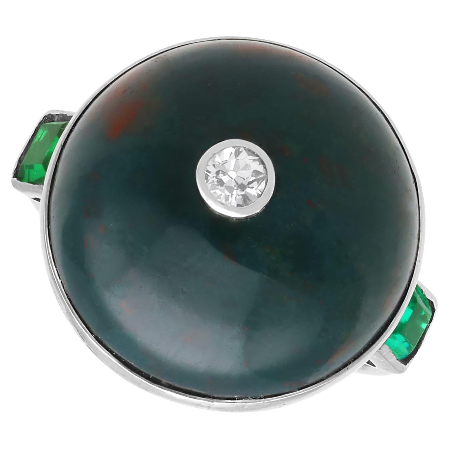 Bague ancienne en or blanc 14k, pierre de sang et diamant de 0,15 carat Circa 1910 en vente