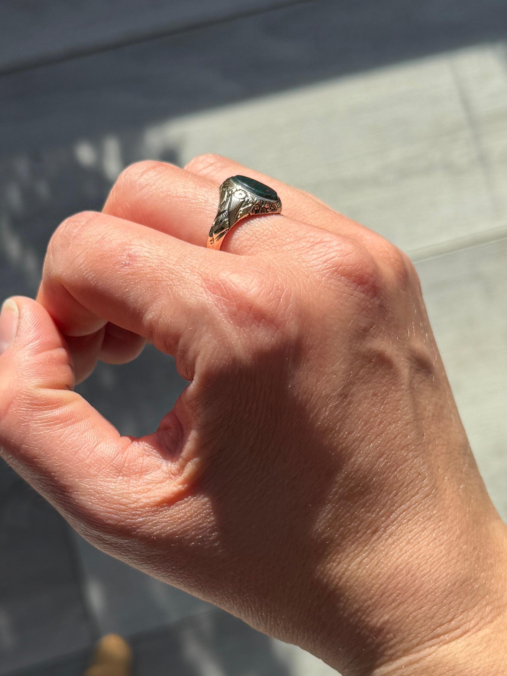 Cette magnifique chevalière est ornée d'une pierre de sang sertie dans un anneau en or 9 carats. La pierre est d'un vert profond traversé de taches rouges. 

Taille de l'anneau : I.L.A. ou 6 
Dimensions de la pierre : 11x8.5mm 

Poids : 2.5 g 