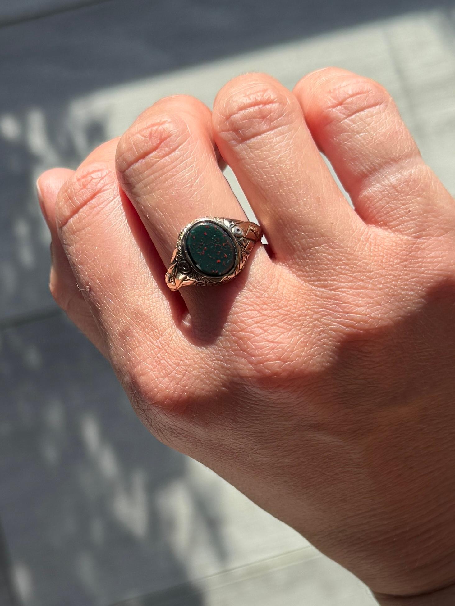 Bague chevalière ancienne en pierre de sang et or 9 carats Bon état - En vente à Chipping Campden, GB