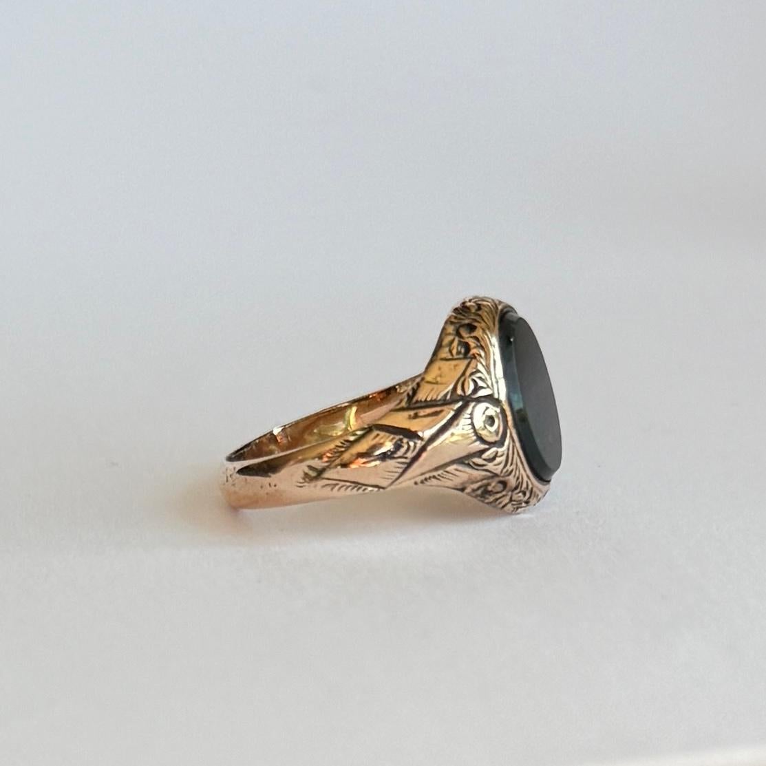Bague chevalière ancienne en pierre de sang et or 9 carats en vente 1