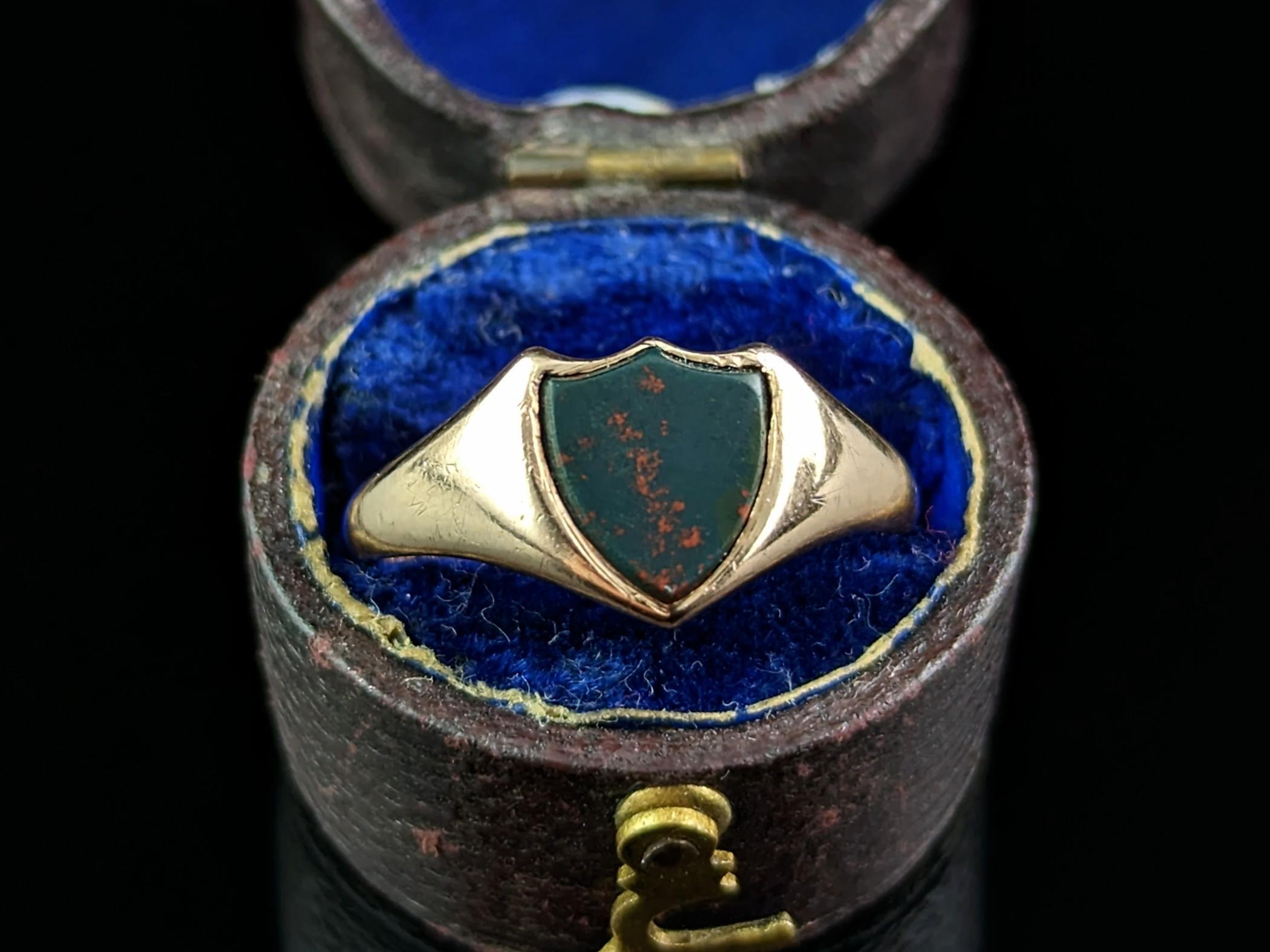 This handsome antique, Edwardian era
9kt gold and Bloodstone signet ring has everything you could wish for in a signet ring!

It is a dainty yet bold ring, perfect as a pinky ring, it has a shield shaped face set with a rich dark green Bloodstone,