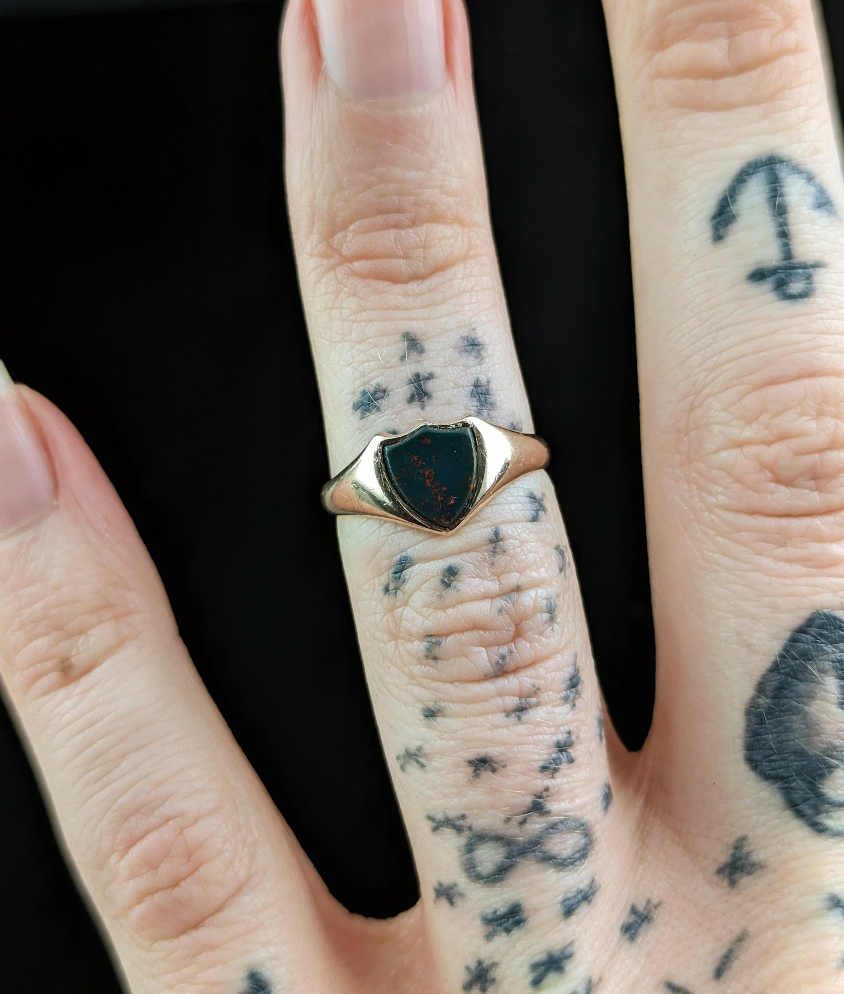 Antique Bloodstone Signet Ring, 9k Gold, Pinky Ring, Edwardian In Good Condition In NEWARK, GB