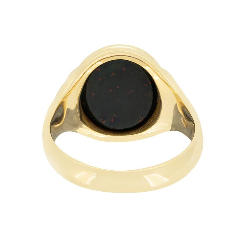 With hallmarks dating back to 1919 this charming Signet ring features a unique blood stone at its centre. Crafted in 18 carat yellow gold this classically designed signet ring weighs 8.4 grams. Flanking the blood stone down each shoulder hand