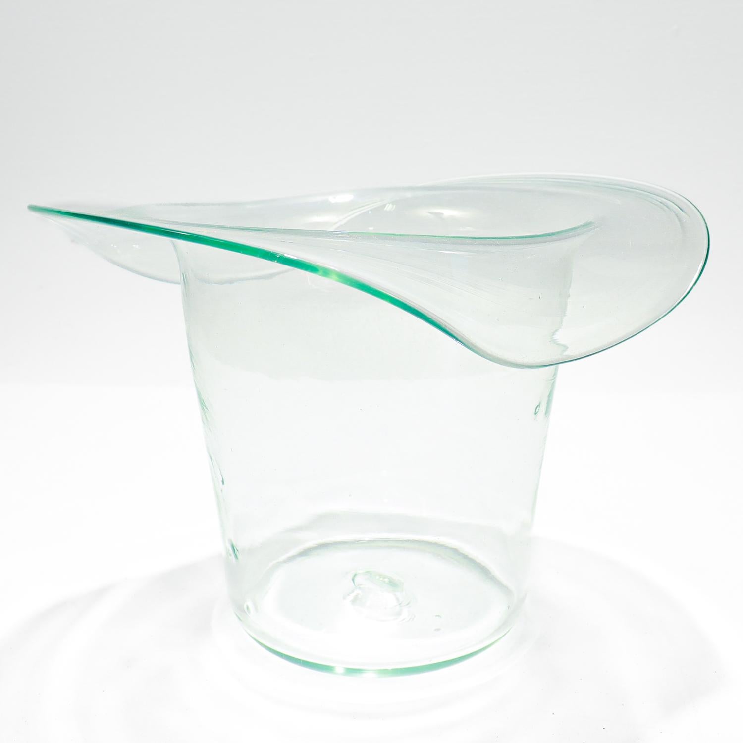 Ein schöner antiker Champagnerkübel aus geblasenem Glas.

Im Stil des 18. Jahrhunderts.

In einer hellen Aquafarbe.

In Form eines umgekehrten Zylinderhutes. 

Mit einigen Einschlüssen auf dem Glas hier und da und einer groben Pontil-Marke an der