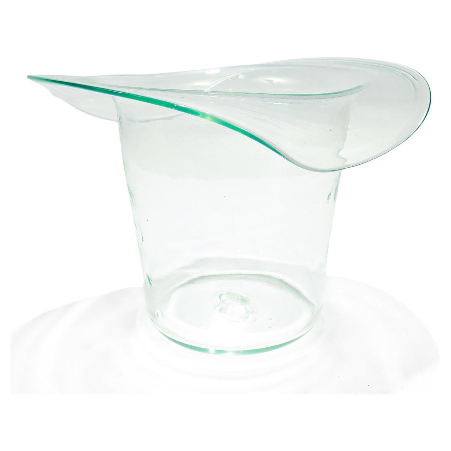 Antiguo enfriador de vino o cubitera de champán en forma de sombrero de copa de cristal soplado