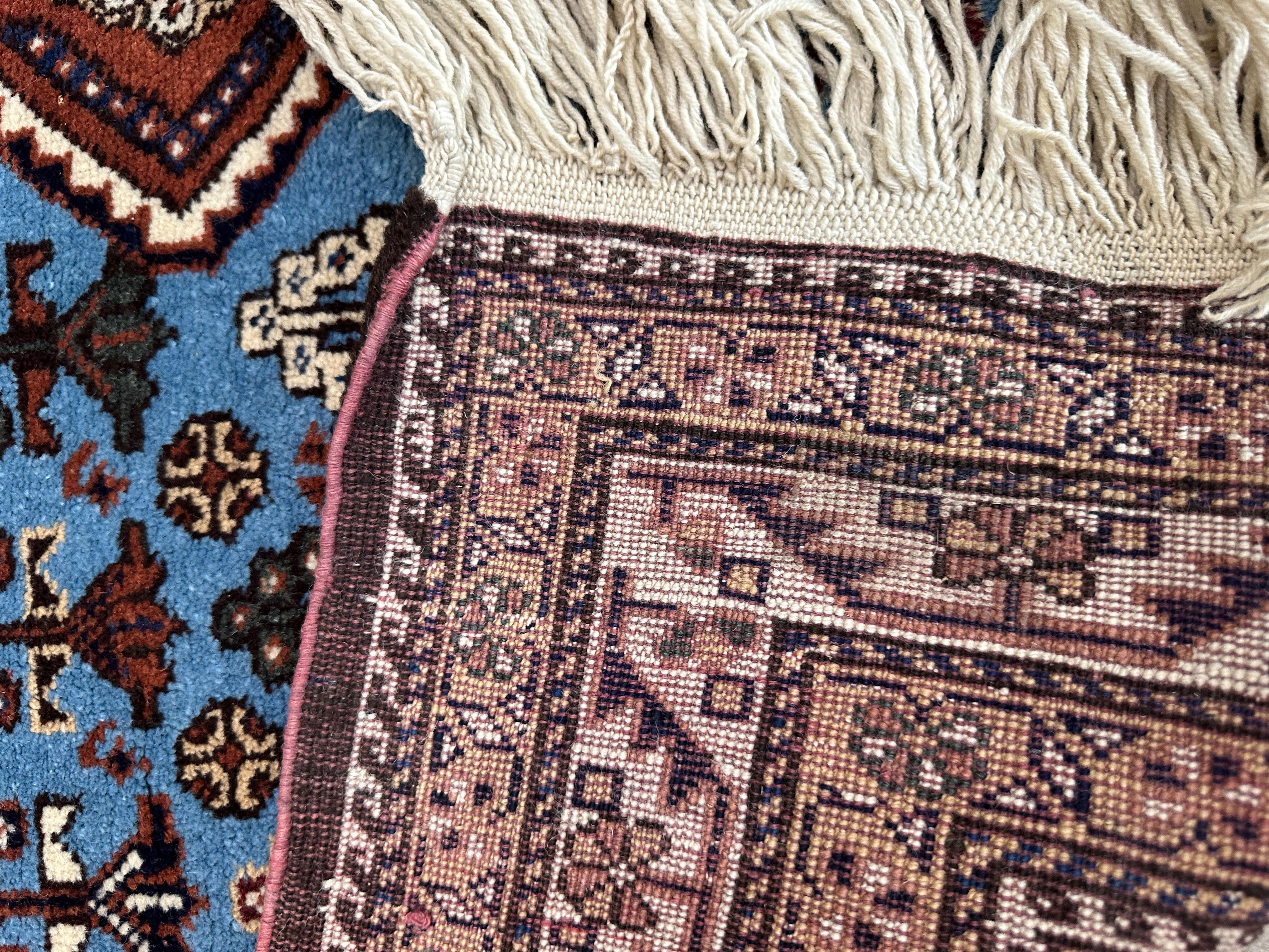 Alter blauer und brauner persischer Akzentteppich (Handgewebt) im Angebot