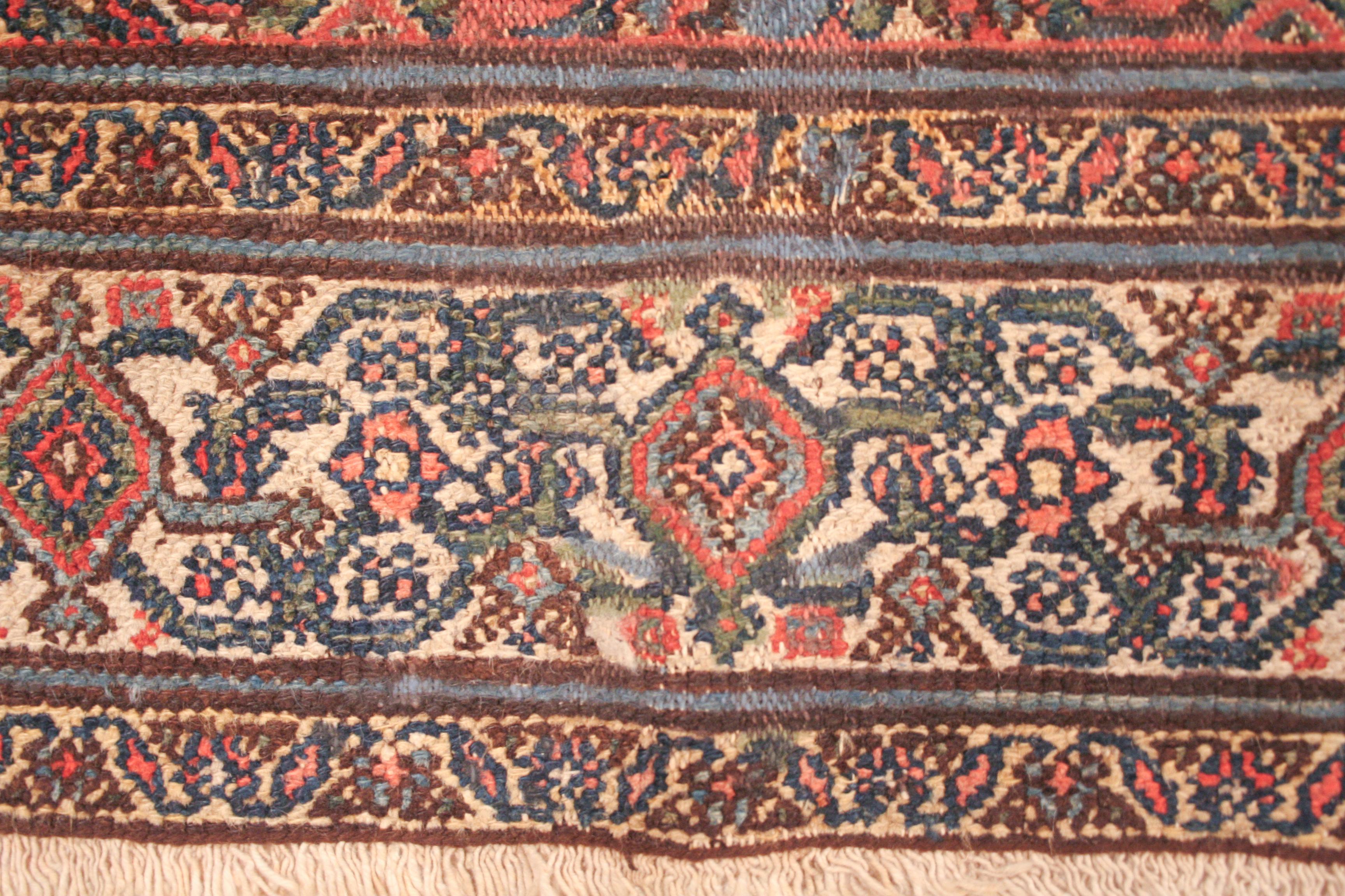Tabriz Tappeto Senneh blu antico e rosa corallo con medaglione e pendenti in vendita