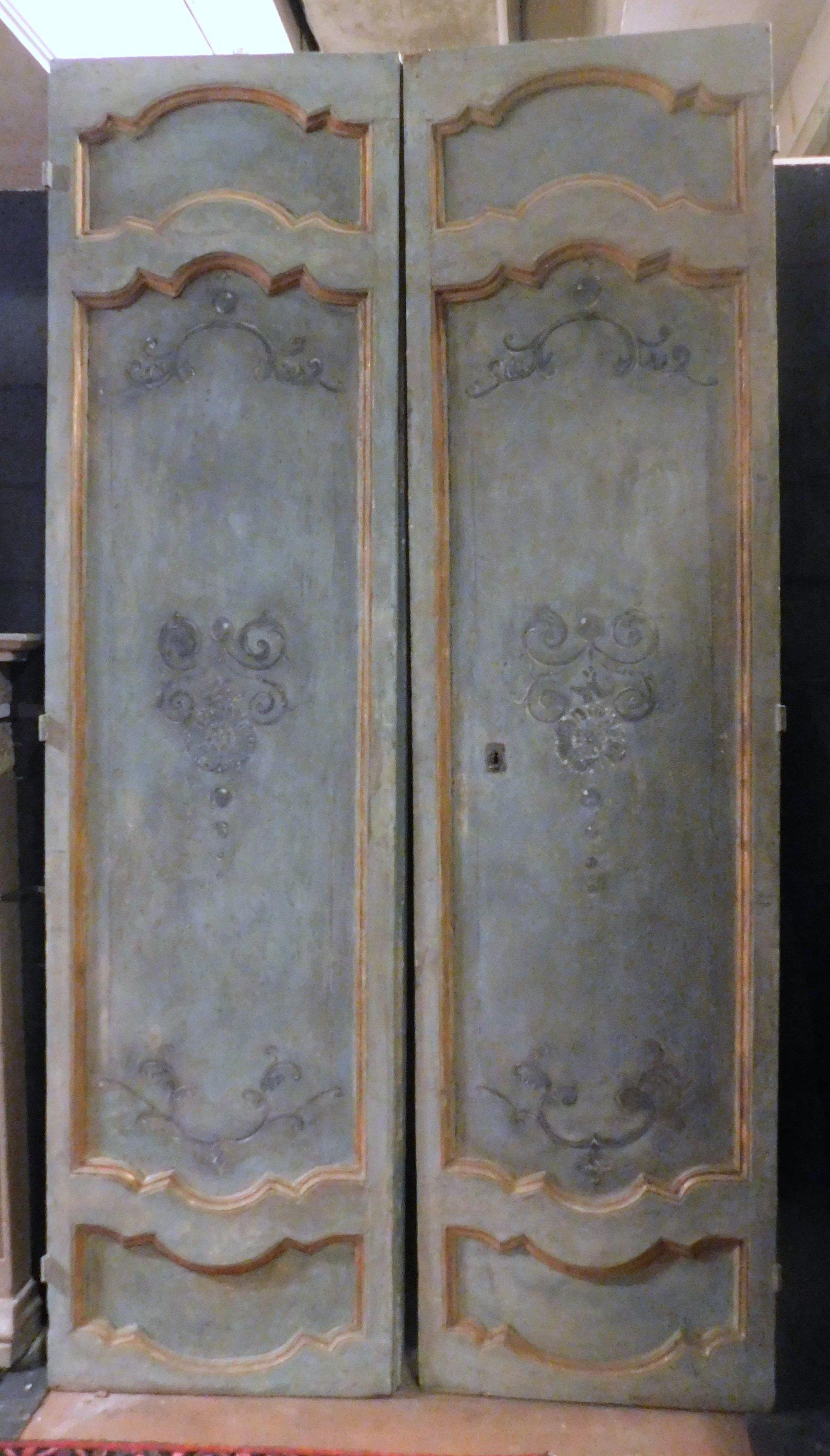 Ancient wooden door with carved frame and light blue and gold lacquer, with central painting, beautiful on the back, built by an artist of the 1700 in Italy.
Elegant and refined double wing door, without frame, with the possibility of mounting