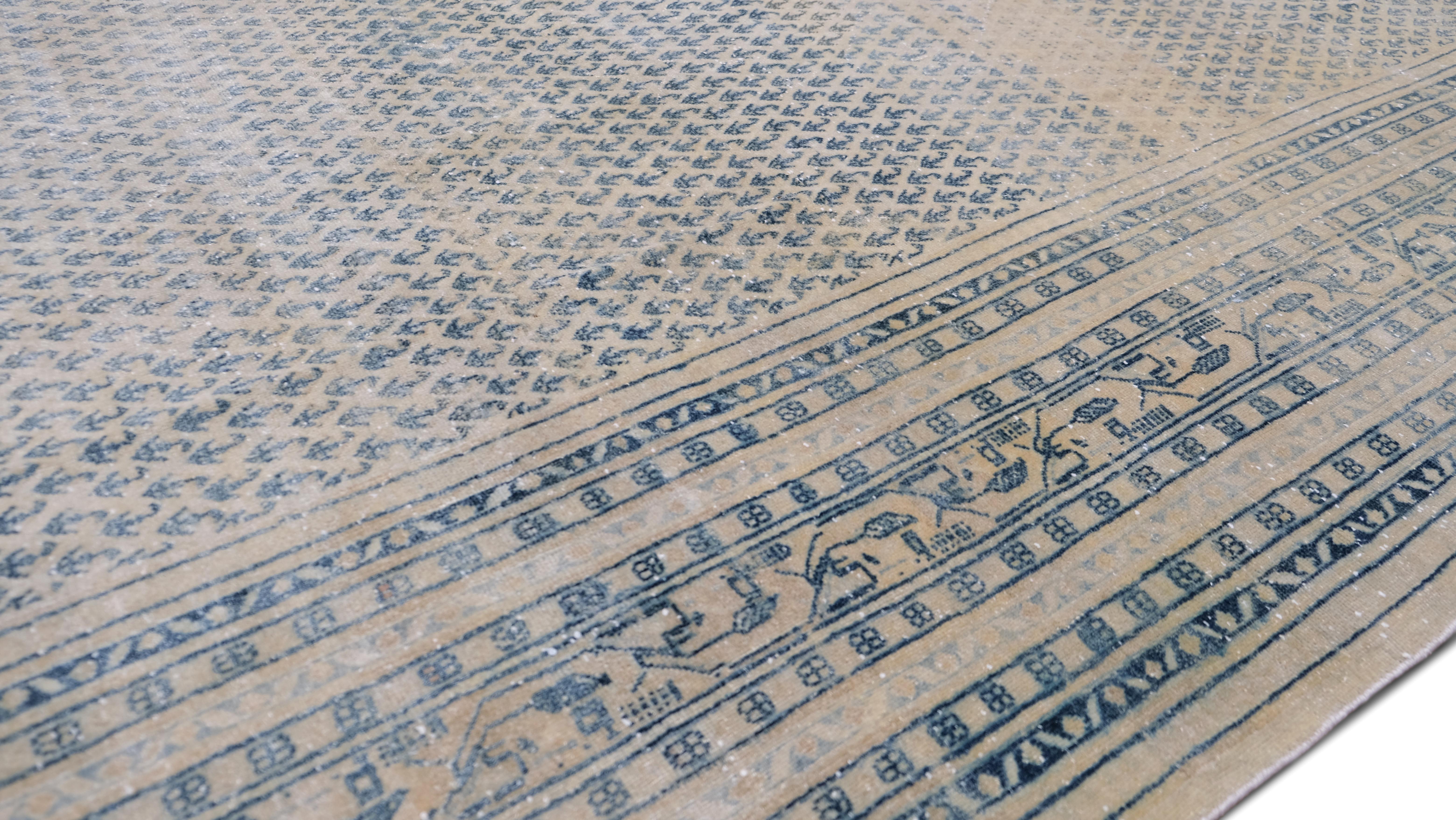 Questo squisito tappeto antico in lana annodato a mano presenta un motivo micro-geometrico finemente dettagliato su tutto il campo, creando una texture visiva ipnotica. La delicata palette di blu e avorio conferisce al tappeto un fascino elegante e