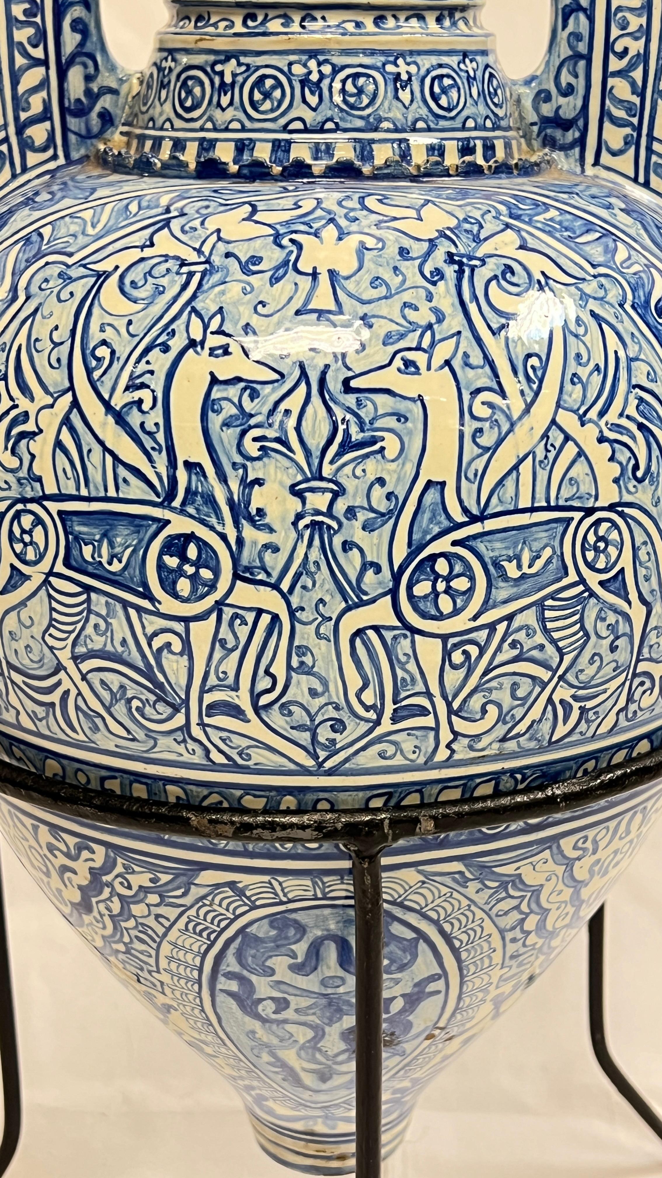 Antike blau-weiße Keramik-Alhambra-Vase und eiserner Stand im Angebot 4