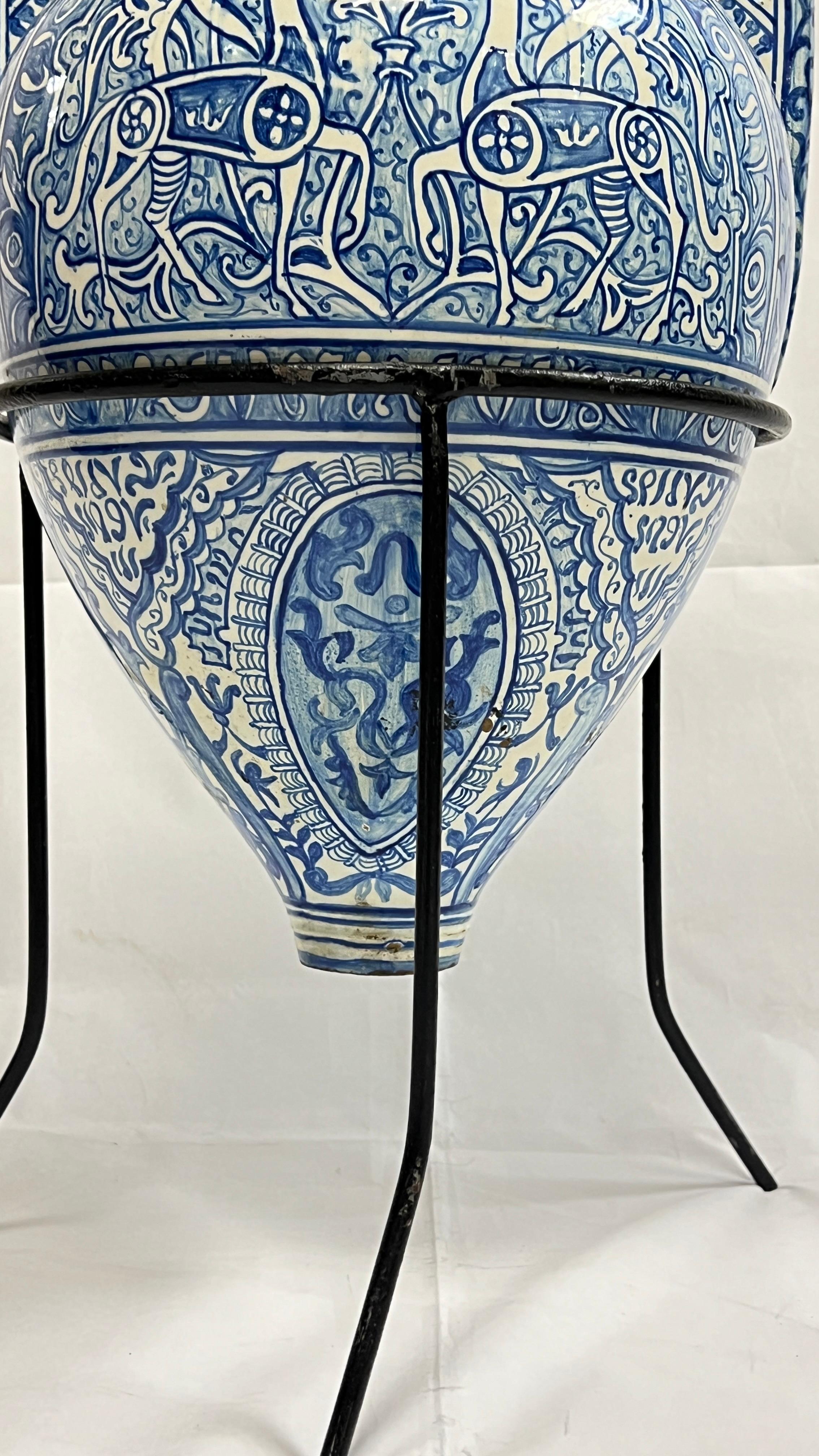 Vase Alhambra ancien en céramique bleue et blanche et Stand en fer en vente 4
