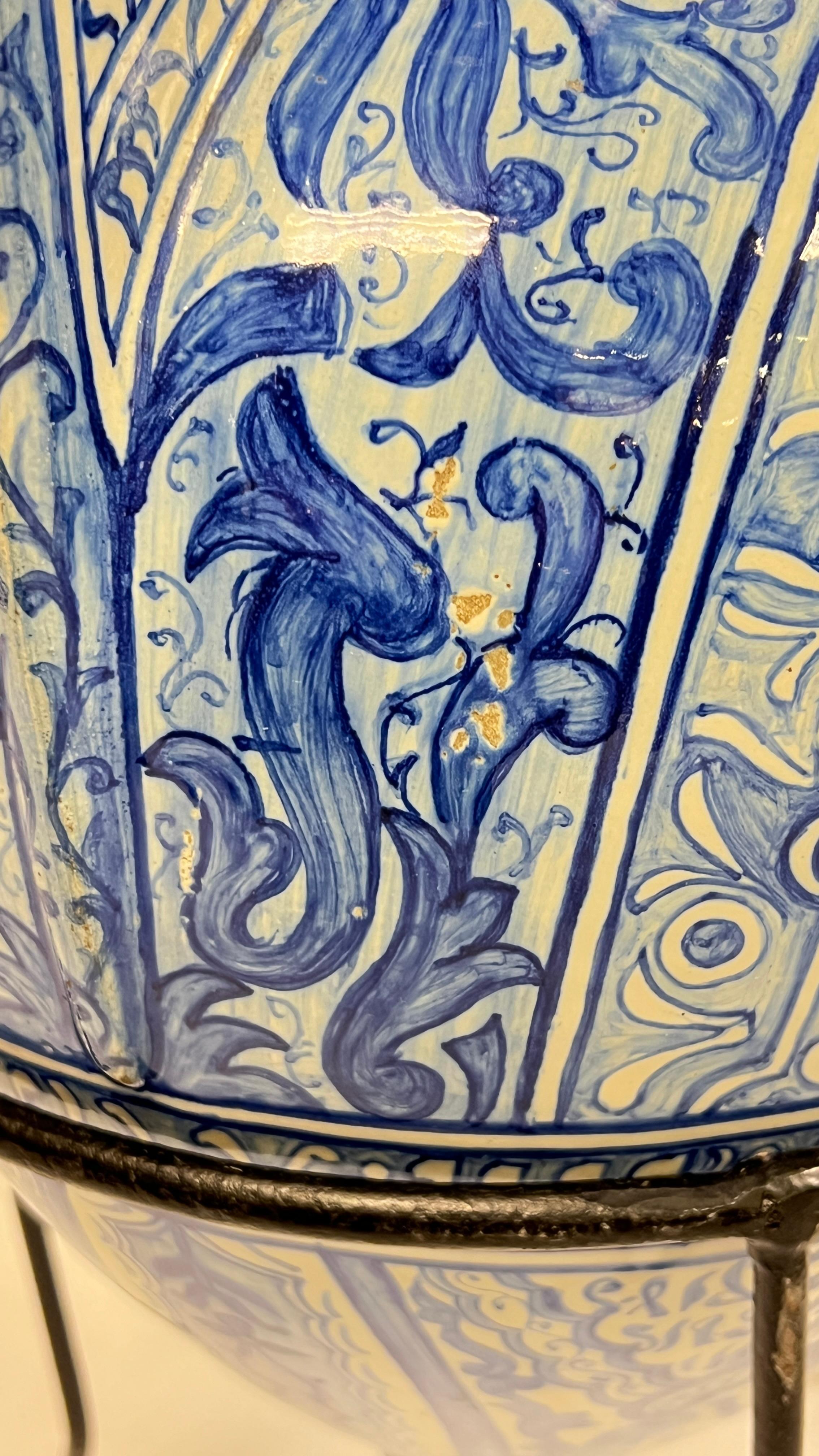 Vase Alhambra ancien en céramique bleue et blanche et Stand en fer en vente 5