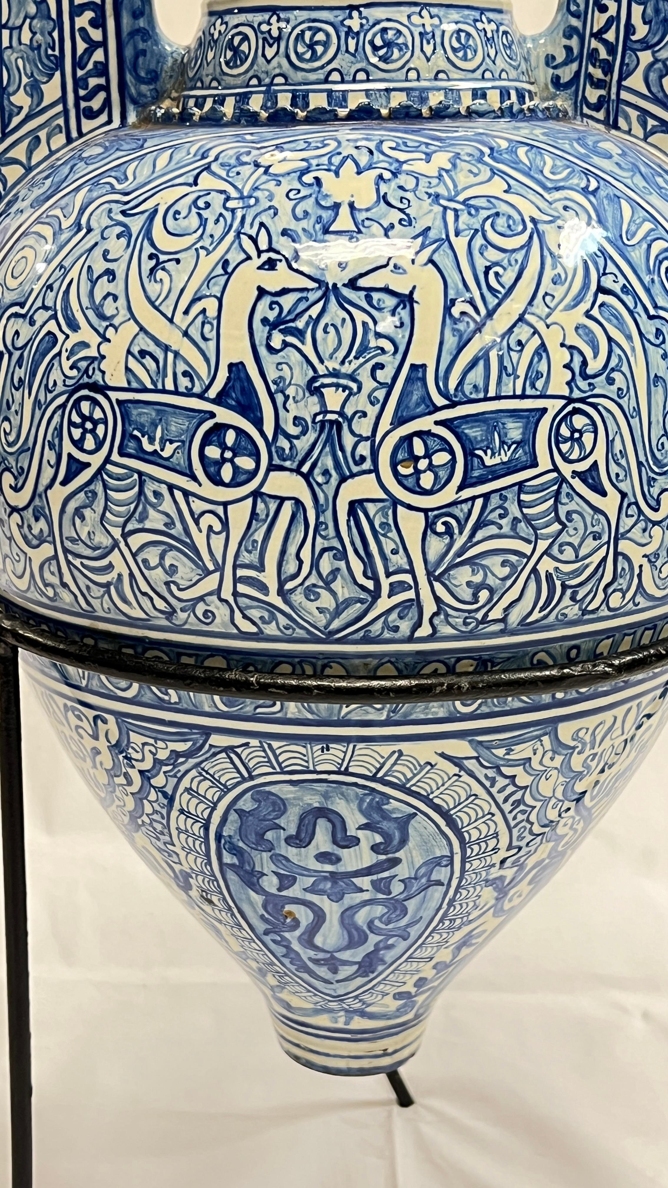 Antike blau-weiße Keramik-Alhambra-Vase und eiserner Stand im Angebot 8