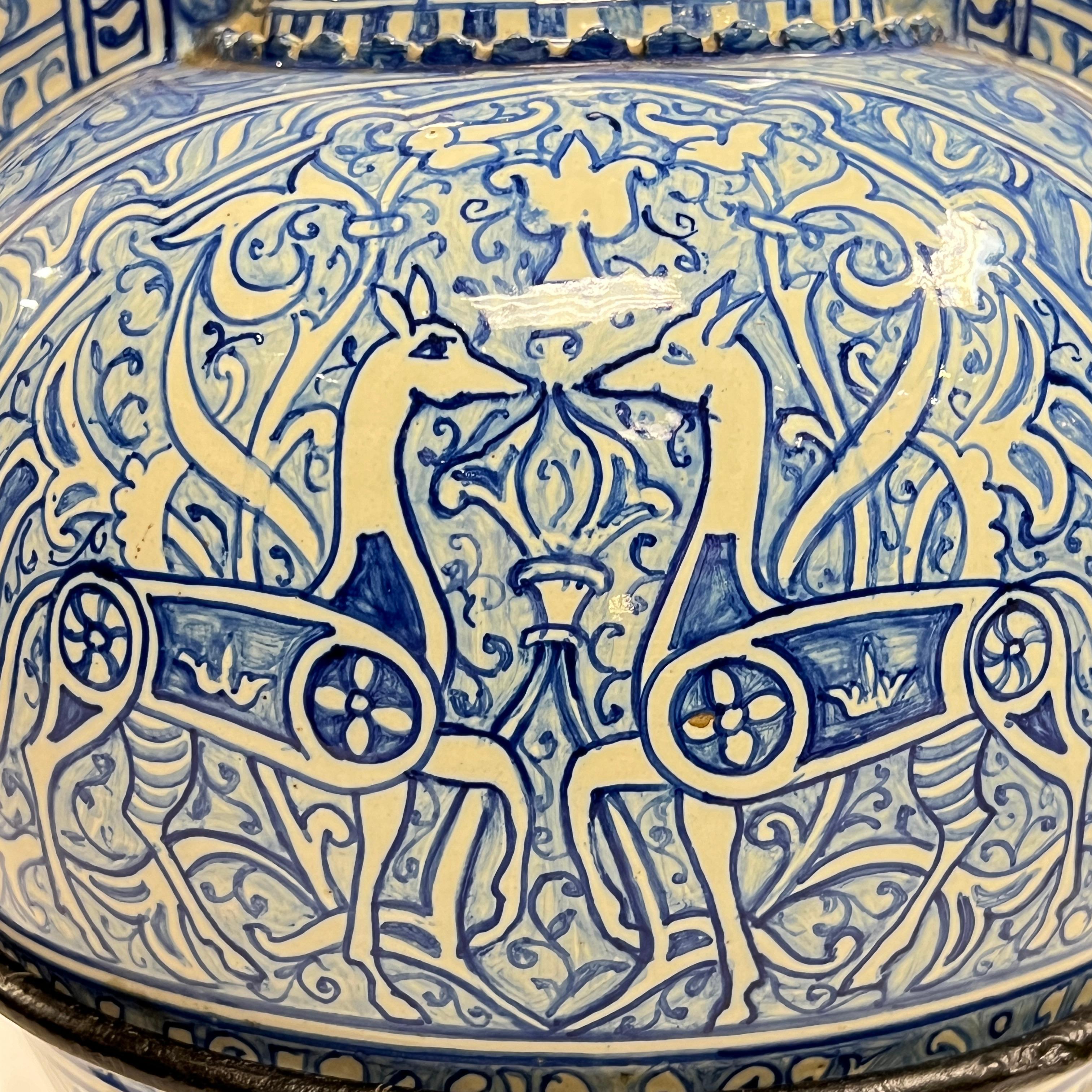 Vase Alhambra ancien en céramique bleue et blanche et Stand en fer en vente 9