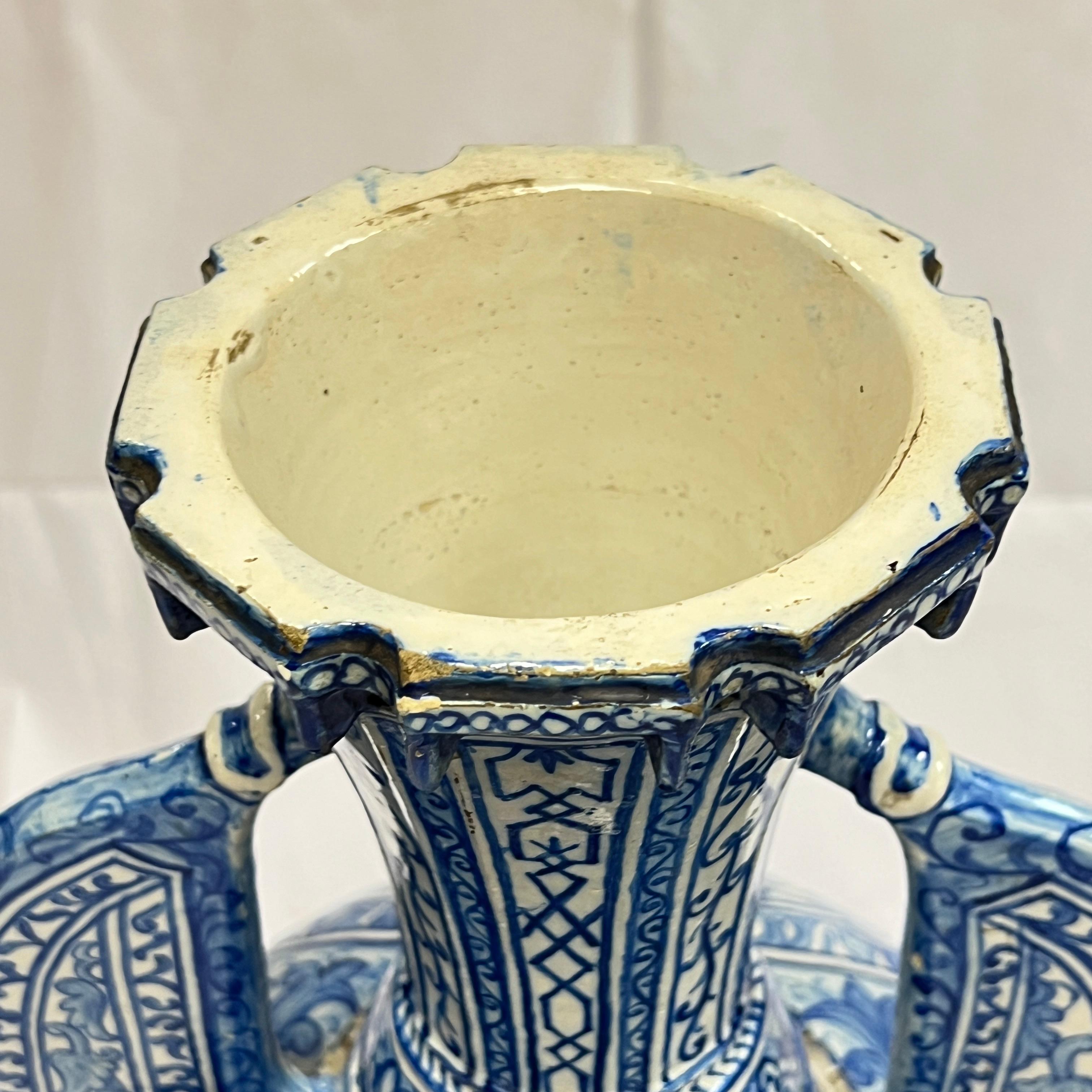 Antike blau-weiße Keramik-Alhambra-Vase und eiserner Stand im Angebot 11