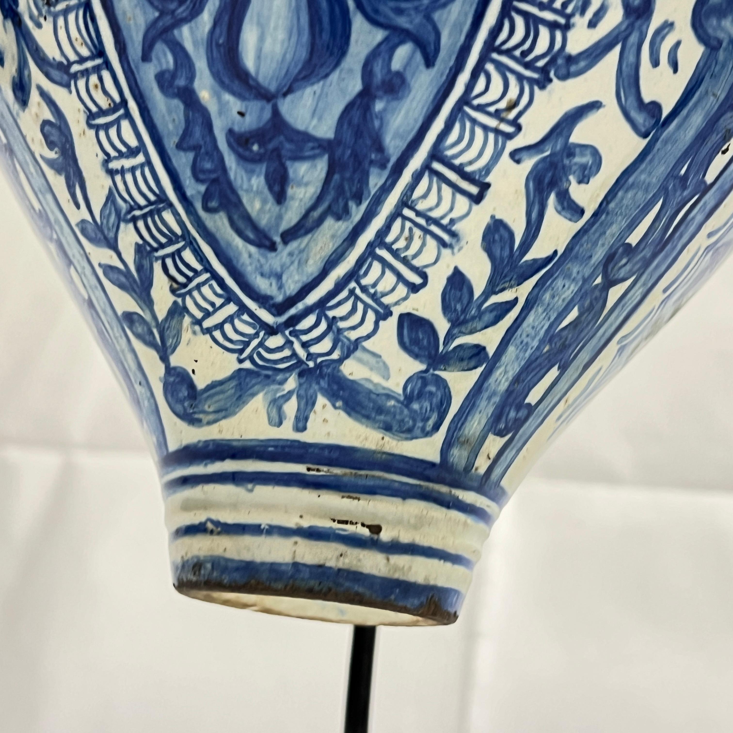 Antike blau-weiße Keramik-Alhambra-Vase und eiserner Stand im Angebot 12