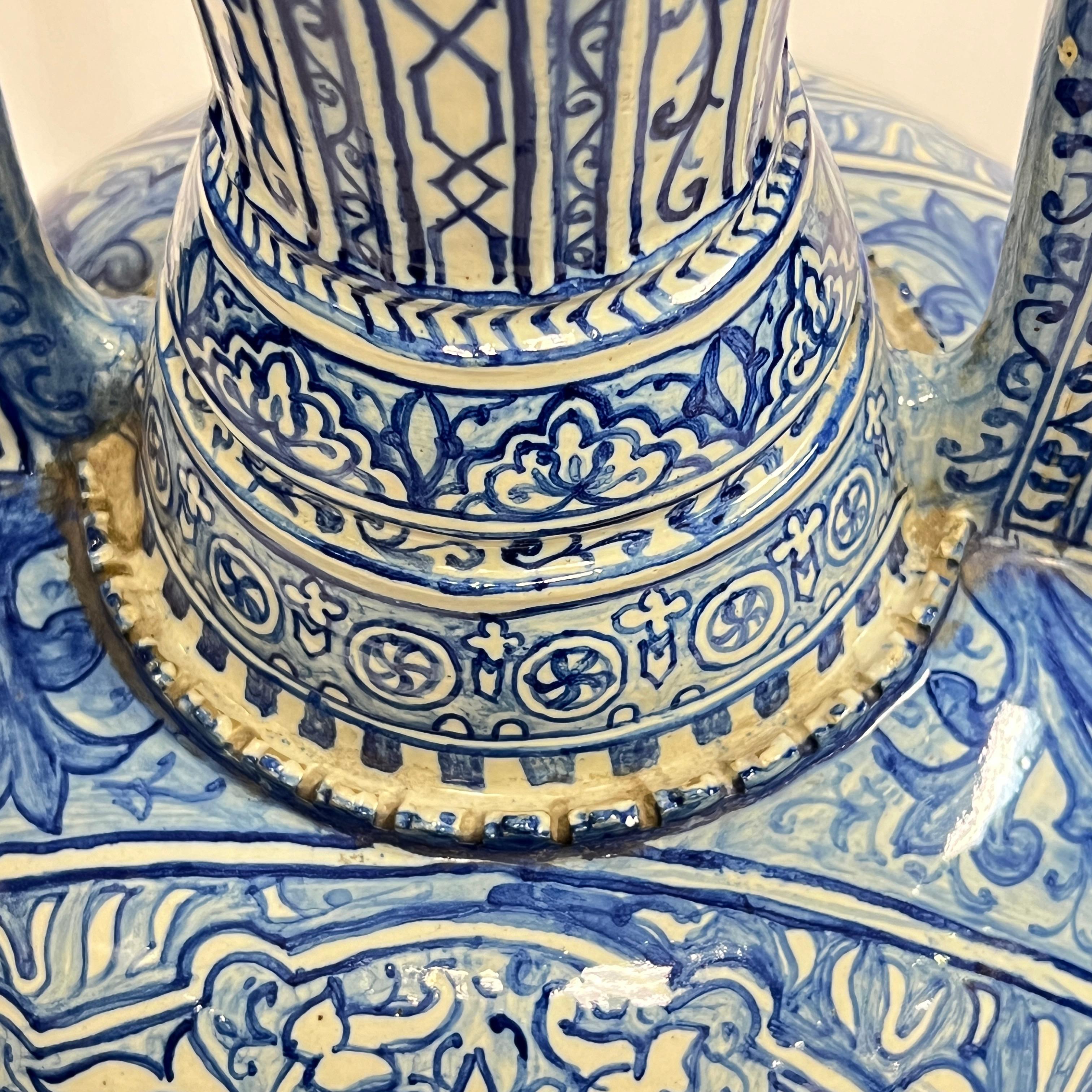 Antike blau-weiße Keramik-Alhambra-Vase und eiserner Stand im Angebot 14