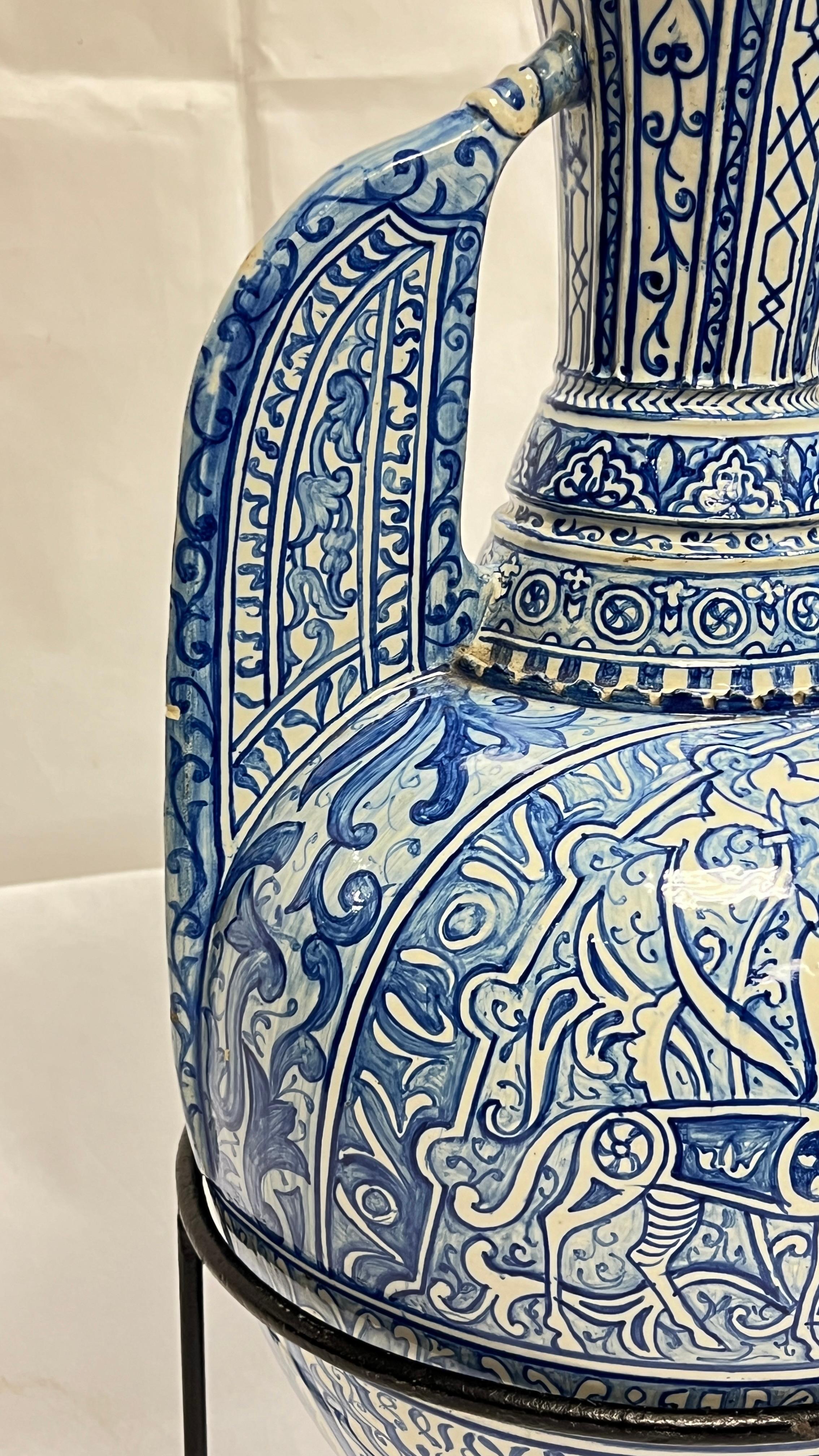 Antike blau-weiße Keramik-Alhambra-Vase und eiserner Stand im Angebot 3