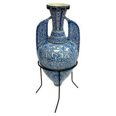 Antike blau-weiße Keramik-Alhambra-Vase und eiserner Stand