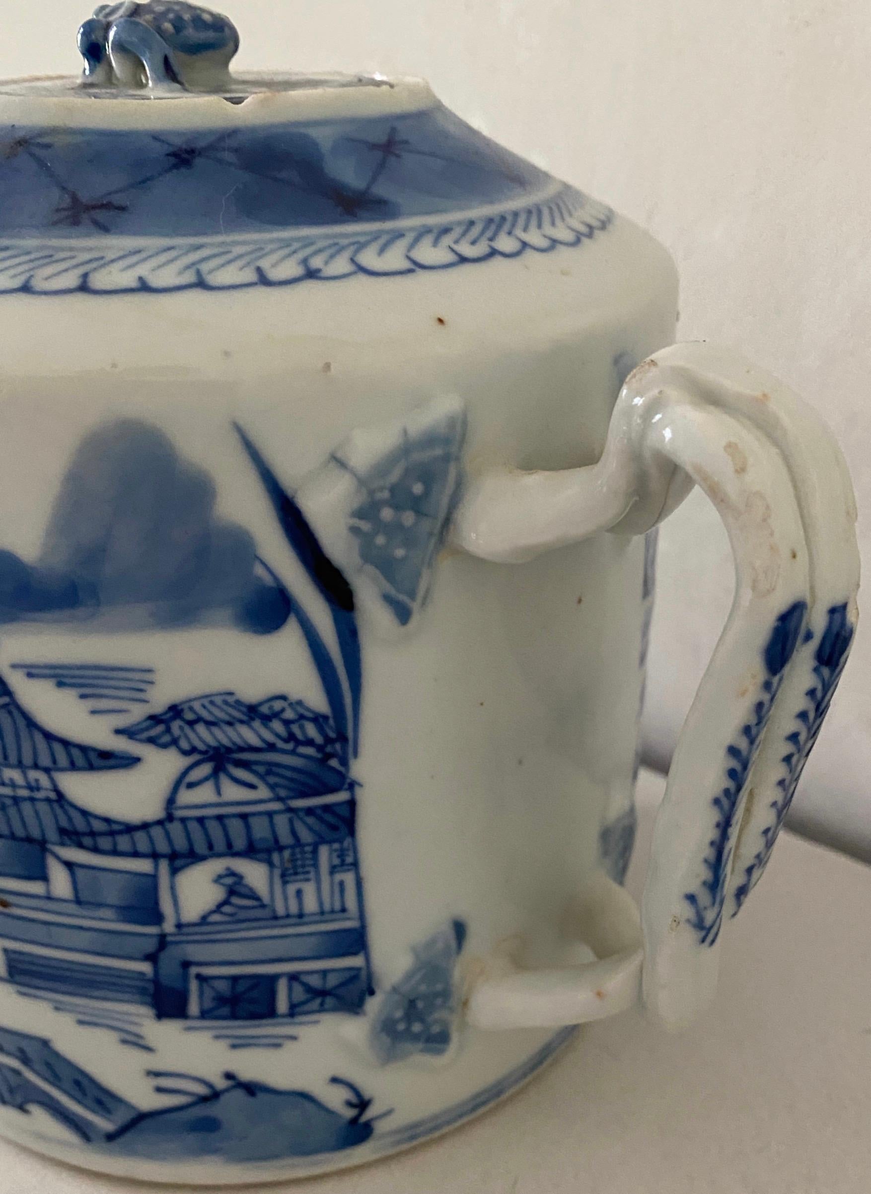 Die antike blau-weiße chinesische Teekanne aus feinem Knochenporzellan hat einen langen Ausguss mit handgemaltem szenischem Muster. Genießen Sie eine Tasse Tee in dieser antiken chinesischen Teekanne und genießen Sie den feinen Geschmack Ihres Tees.