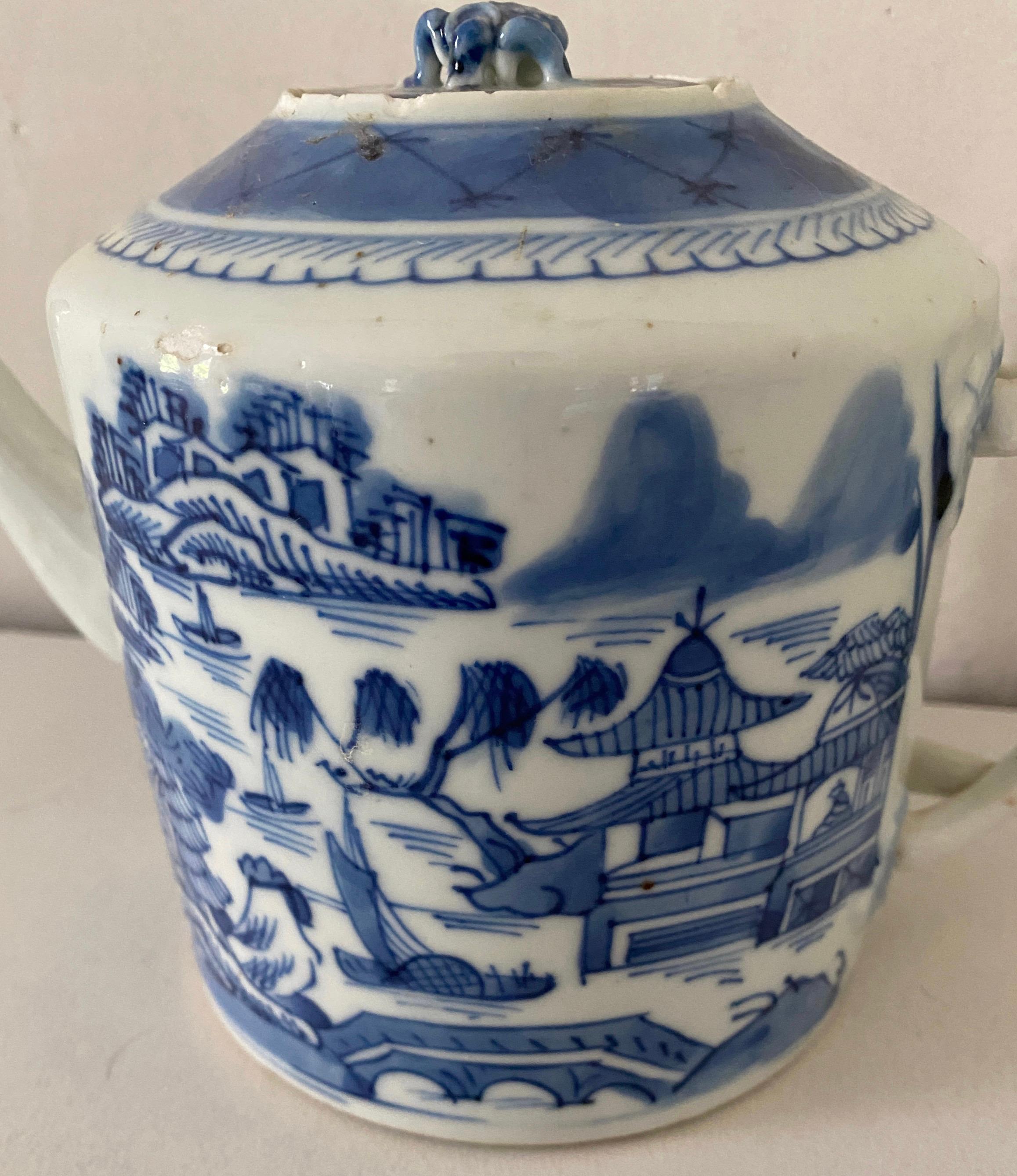 Antike blau-weiße chinesische Teekanne (Chinesischer Export) im Angebot