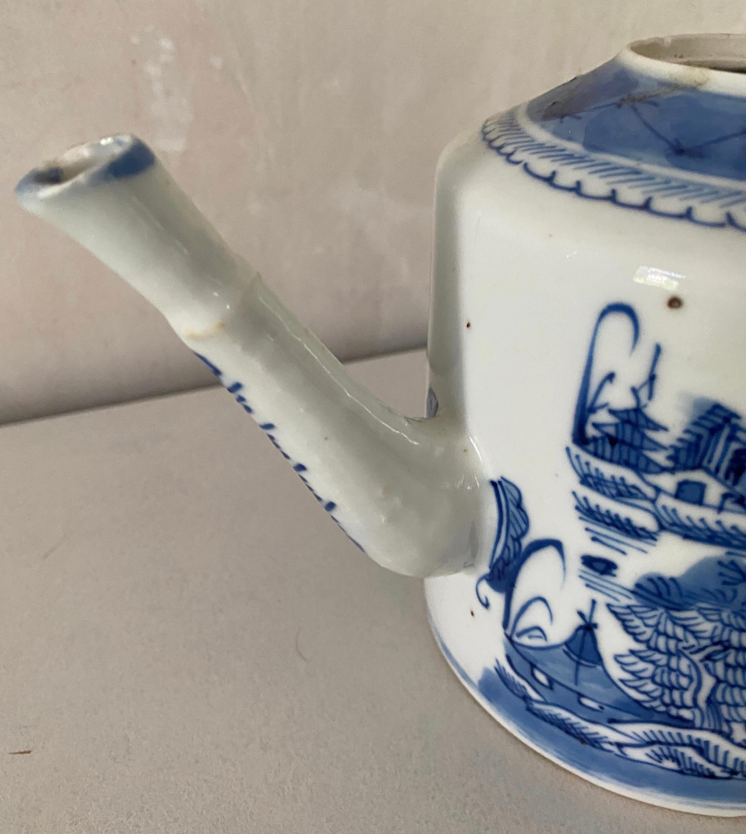 Antike blau-weiße chinesische Teekanne (19. Jahrhundert) im Angebot
