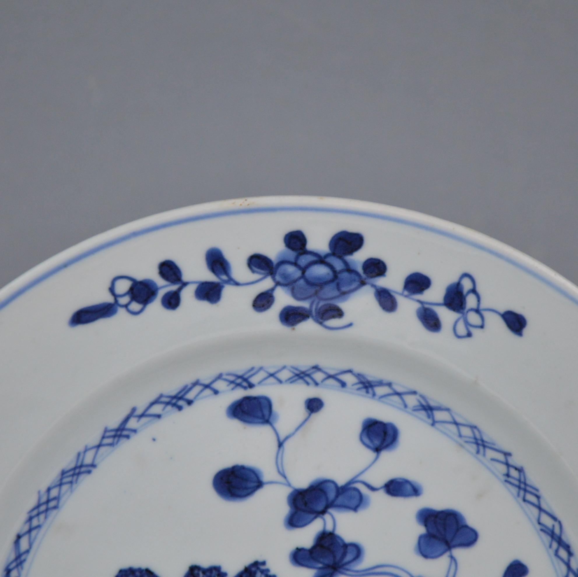 Antique Blue and White Decoration Chinese Porcelain Plate Qing In Distressed Condition For Sale In Brussels, BE