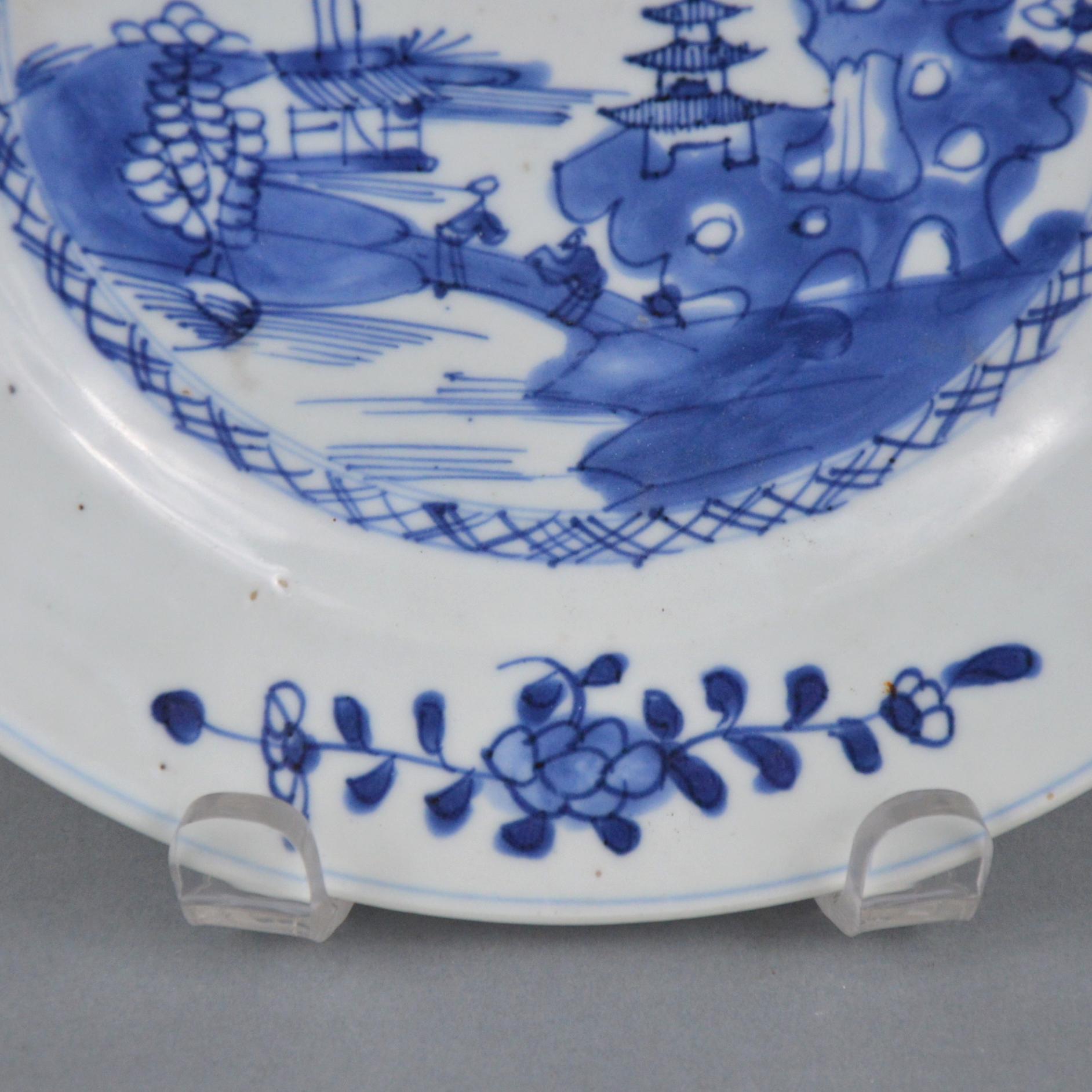 Antique Blue and White Decoration Chinese Porcelain Plate Qing For Sale 4