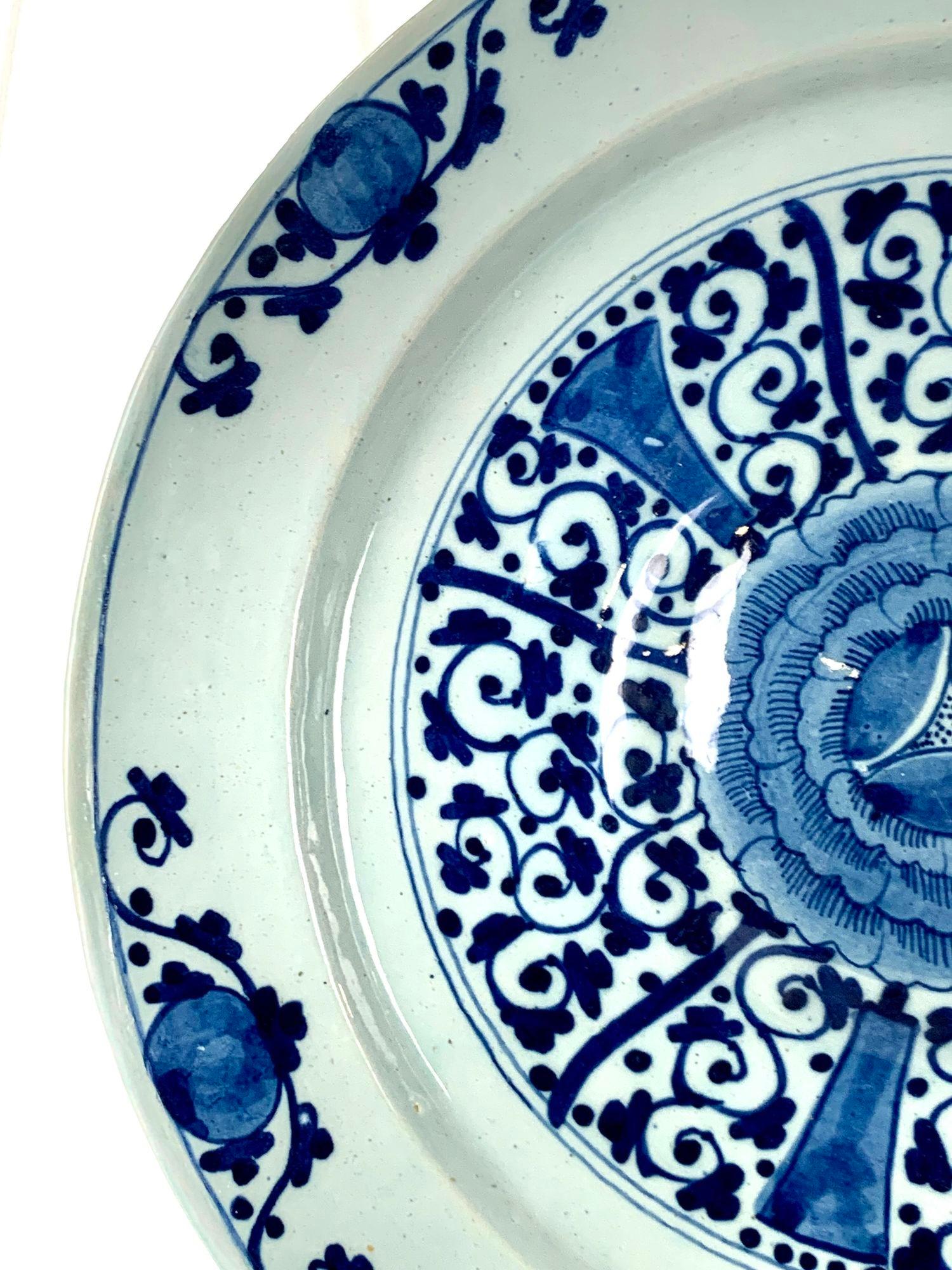 Assiette de présentation ancienne de Delft bleu et blanc 18ème siècle Pays-Bas vers 1780 Excellent état - En vente à Katonah, NY