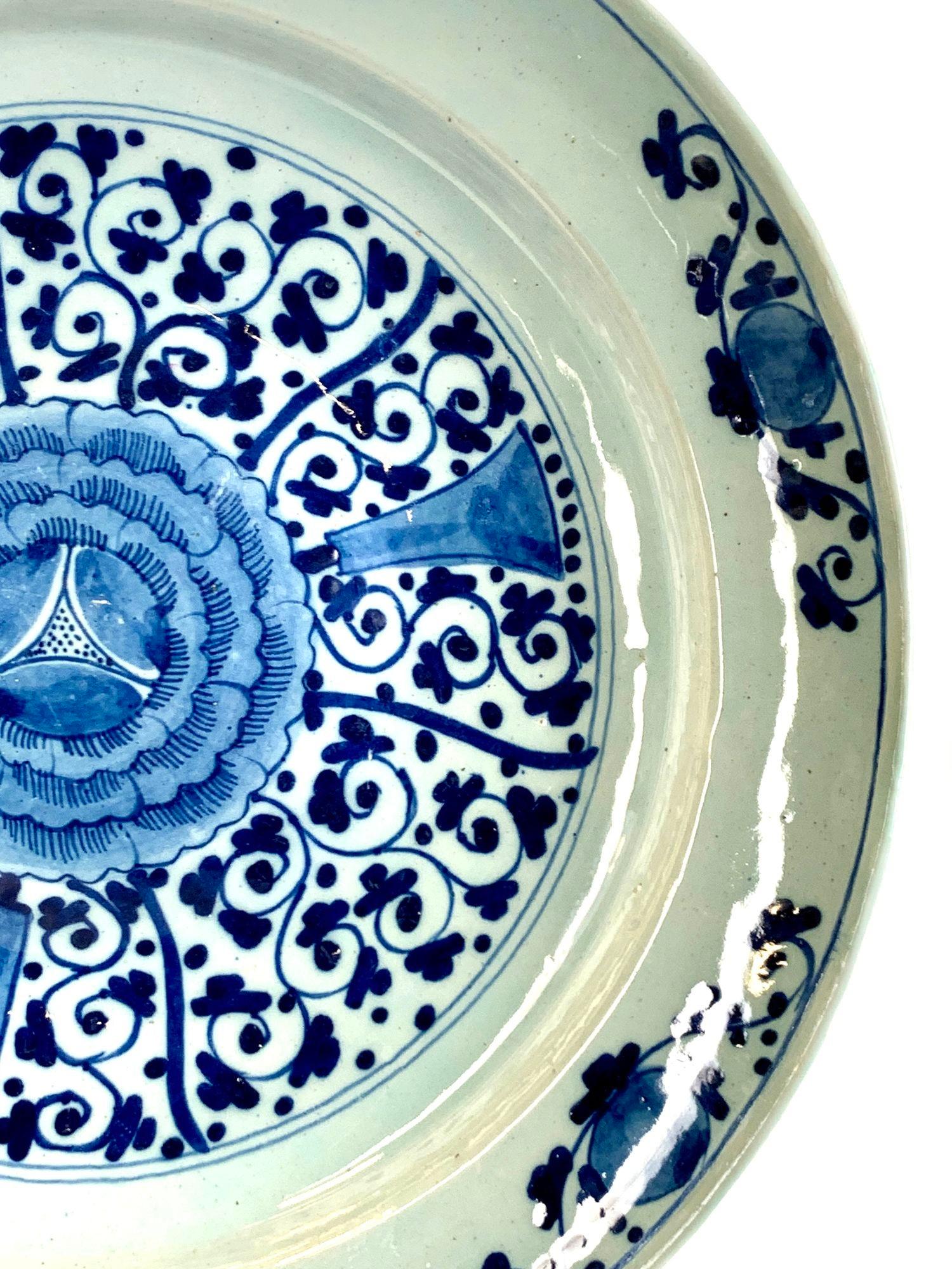 XVIIIe siècle Assiette de présentation ancienne de Delft bleu et blanc 18ème siècle Pays-Bas vers 1780 en vente