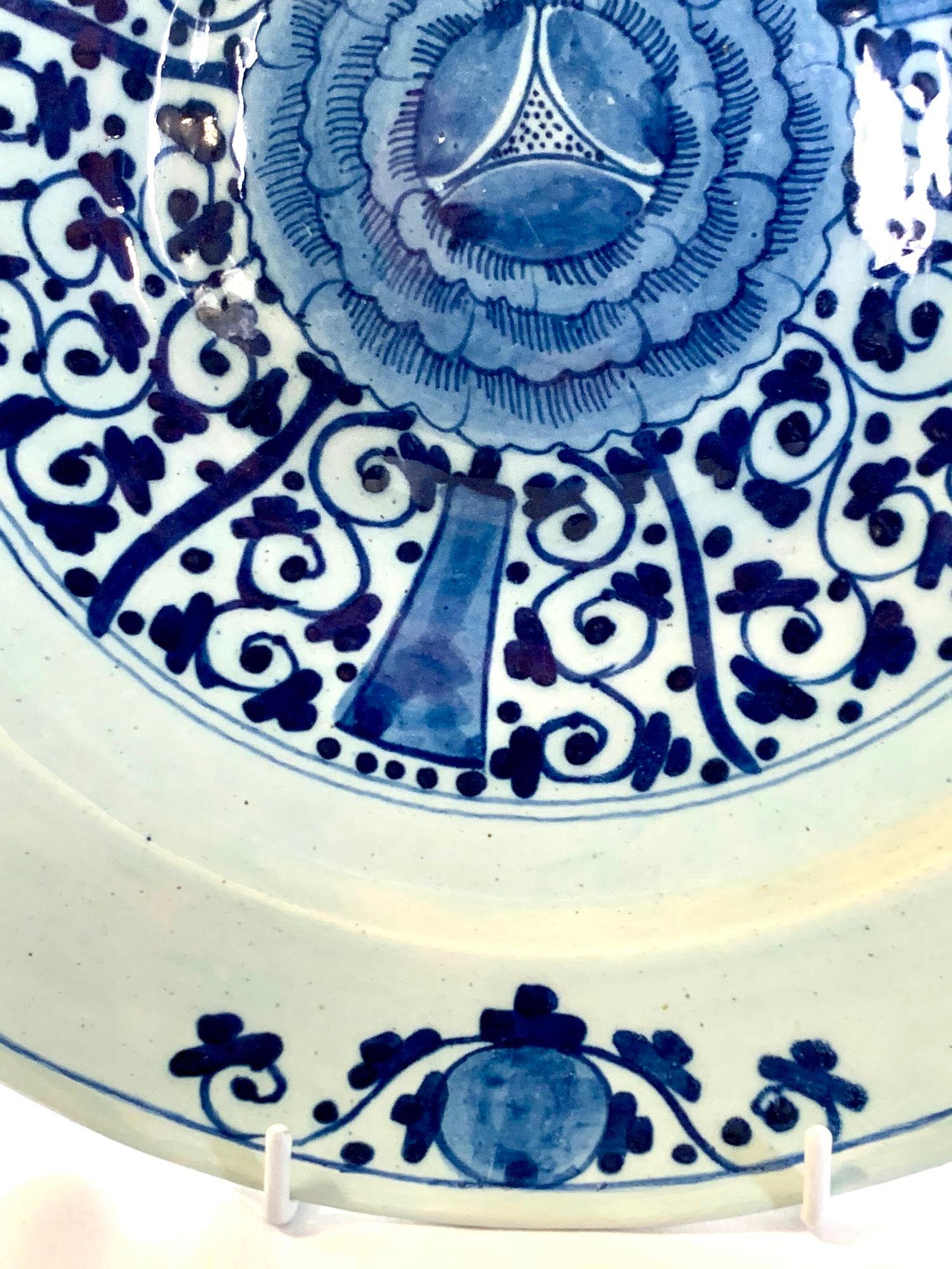 Assiette de présentation ancienne de Delft bleu et blanc 18ème siècle Pays-Bas vers 1780 en vente 1