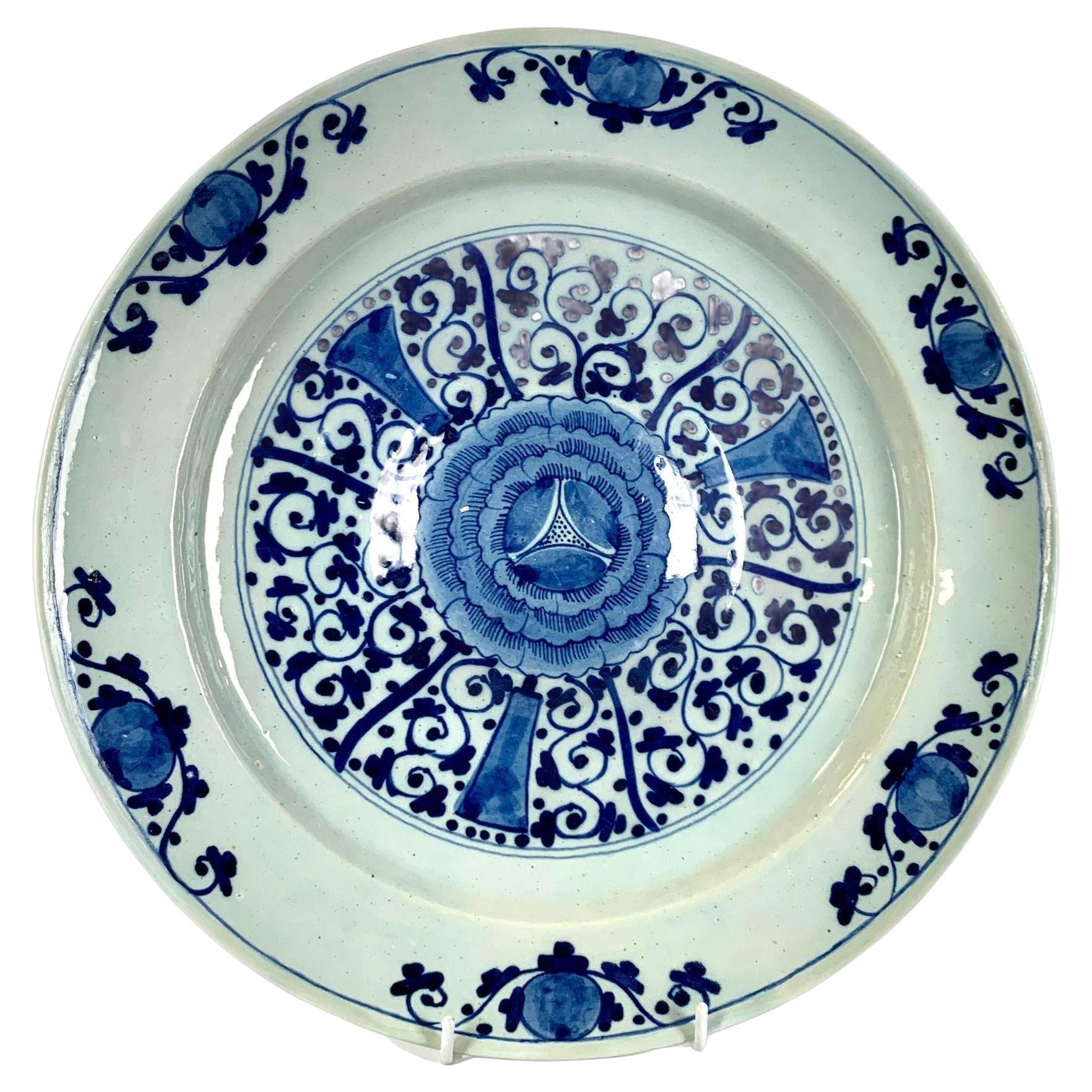 Antiguo Cargador Azul y Blanco de Delft Siglo XVIII Países Bajos Circa 1780