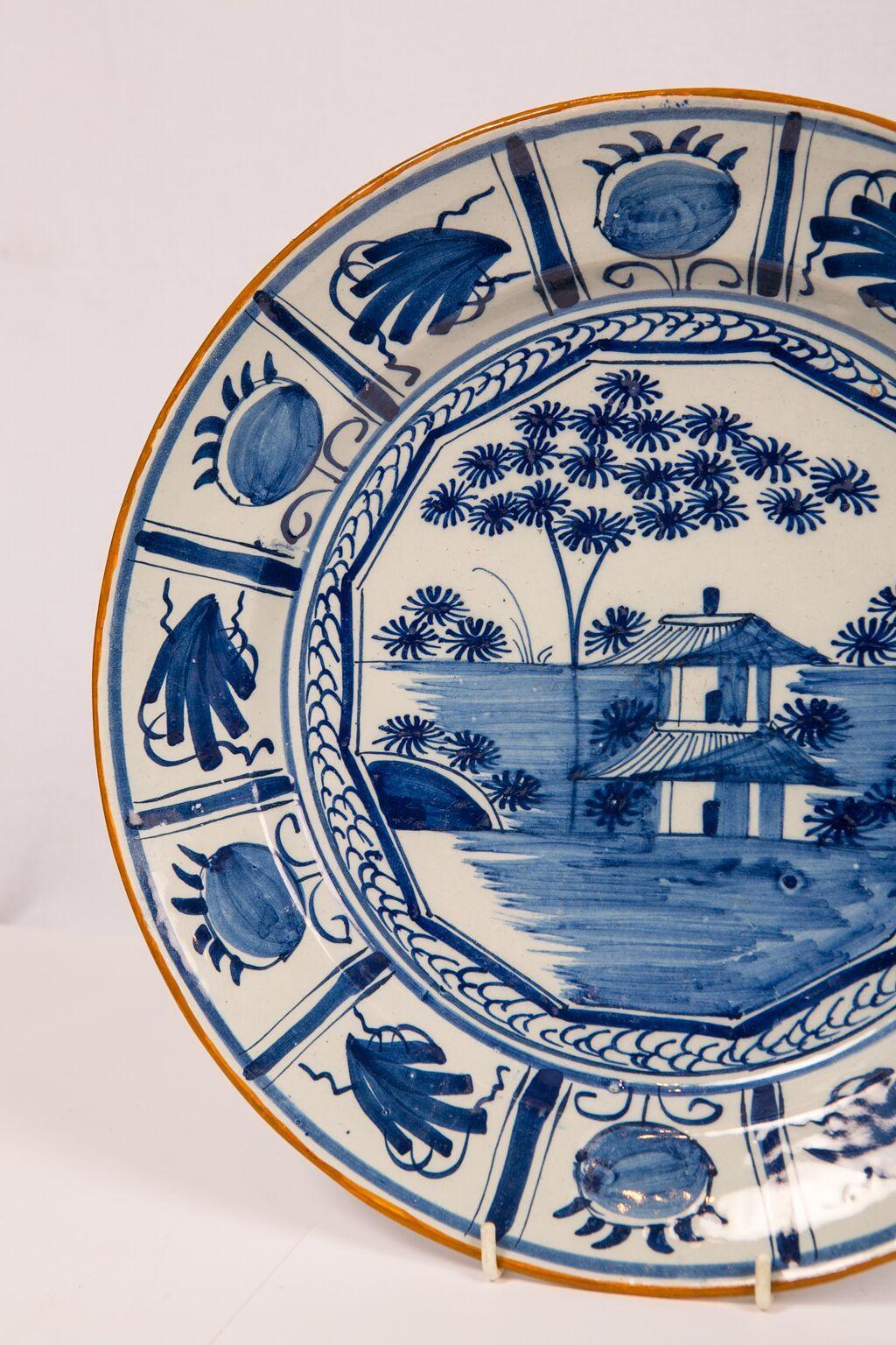 Großer blau-weißer Delfter Teller aus dem 18. Jahrhundert, um 1780 hergestellt (Rokoko) im Angebot
