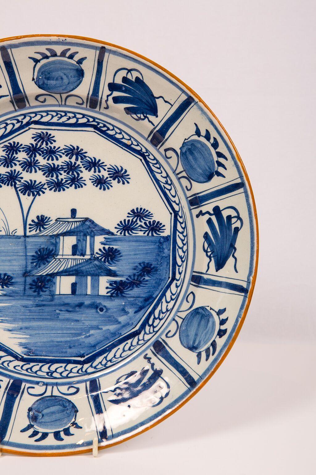 Großer blau-weißer Delfter Teller aus dem 18. Jahrhundert, um 1780 hergestellt (Niederländisch) im Angebot
