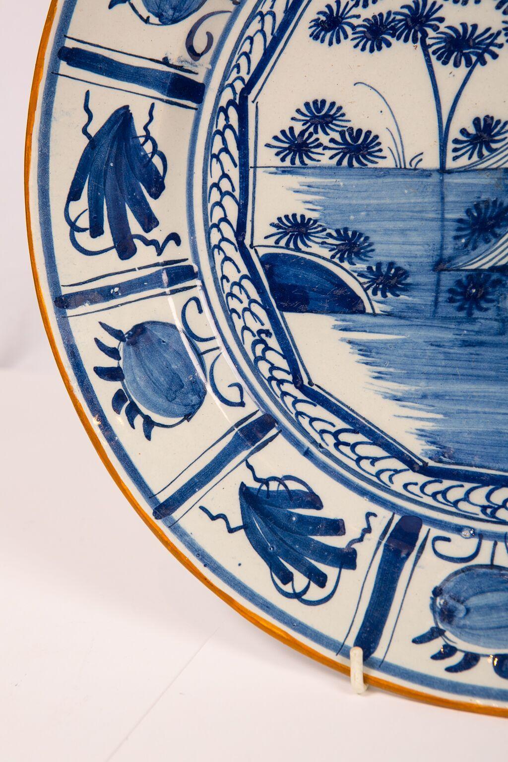 Großer blau-weißer Delfter Teller aus dem 18. Jahrhundert, um 1780 hergestellt (Handbemalt) im Angebot