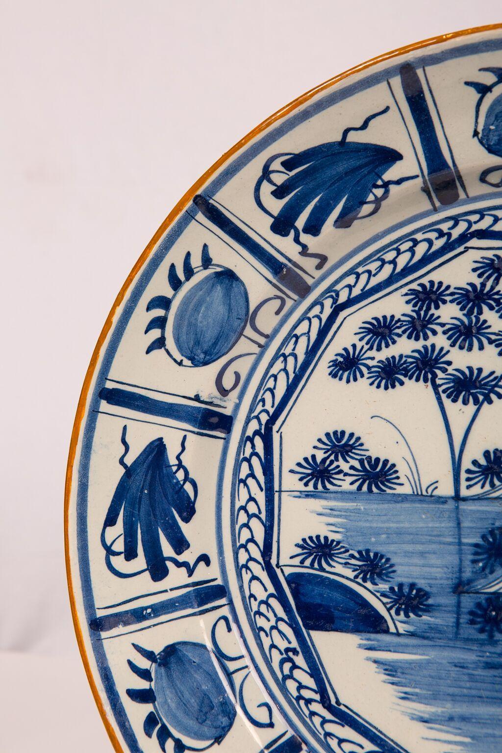 Großer blau-weißer Delfter Teller aus dem 18. Jahrhundert, um 1780 hergestellt im Zustand „Gut“ im Angebot in Katonah, NY