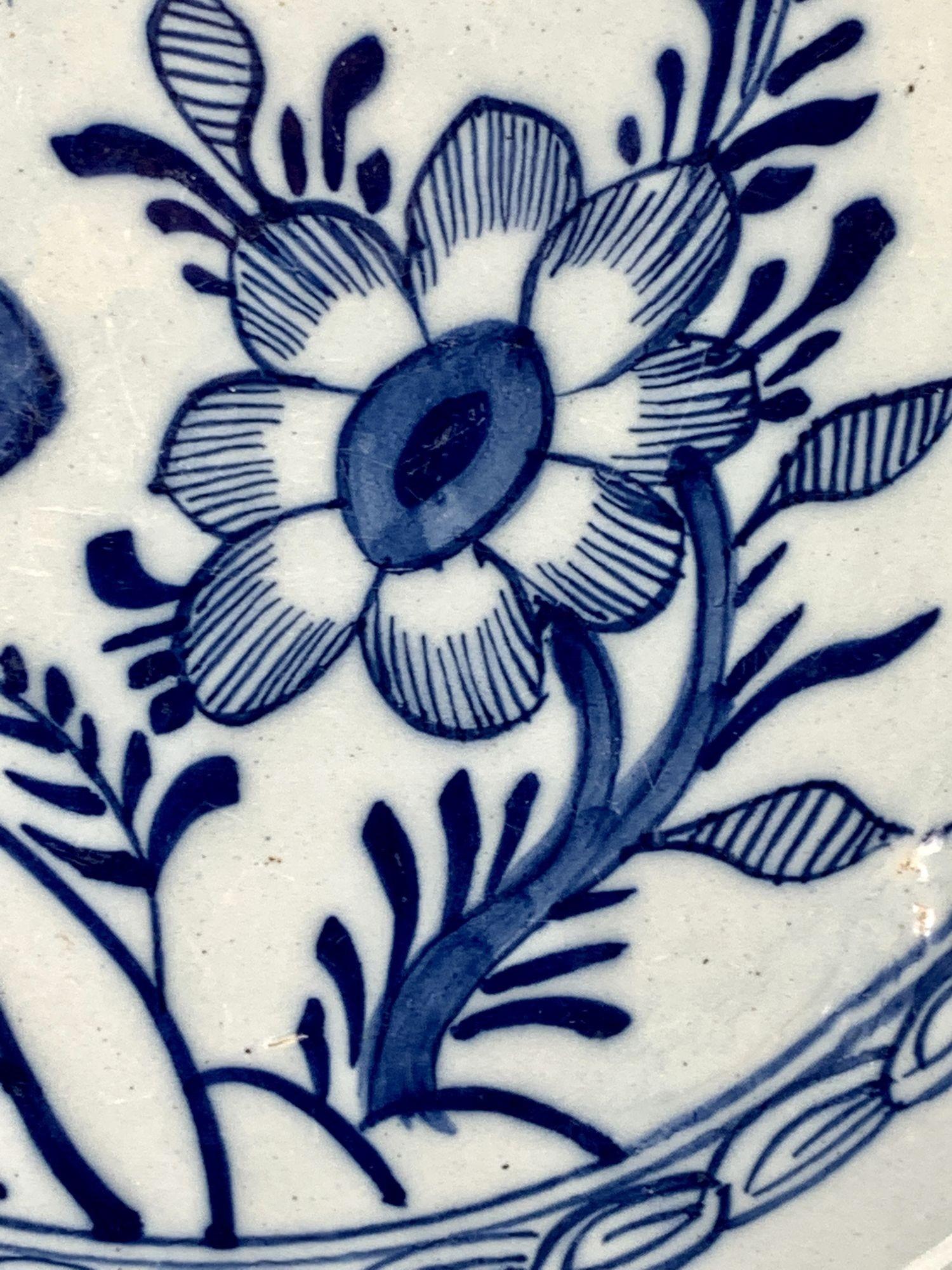 Inglese Antico caricatore blu e bianco di Delft dipinto a mano in Inghilterra nel 1765 circa