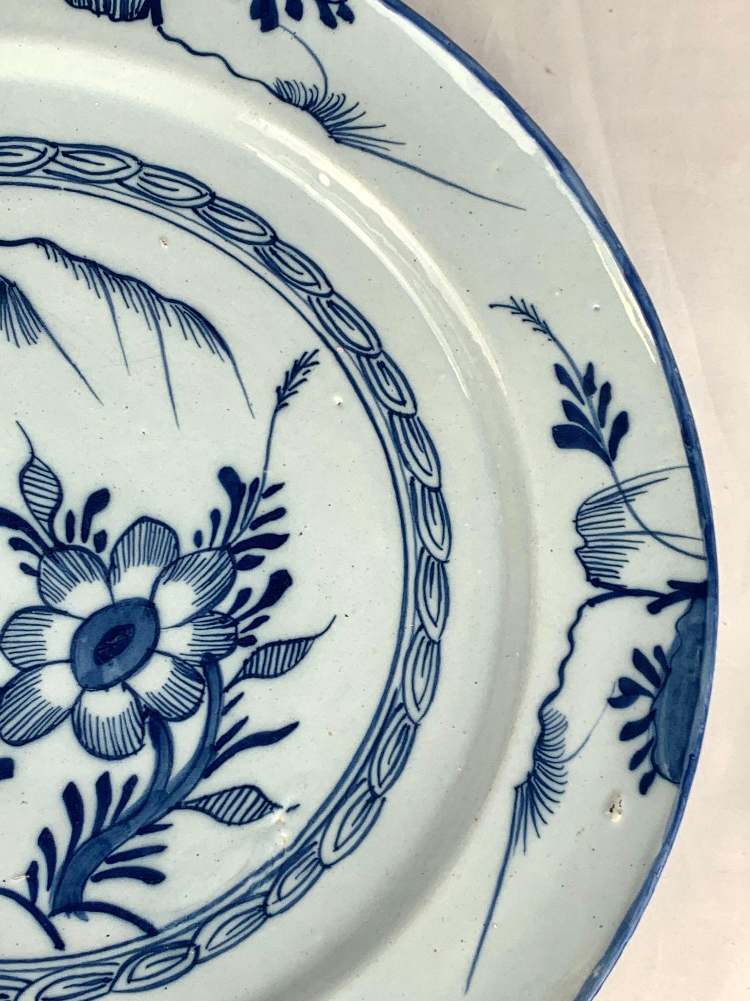Antico caricatore blu e bianco di Delft dipinto a mano in Inghilterra nel 1765 circa In condizioni ottime a Katonah, NY