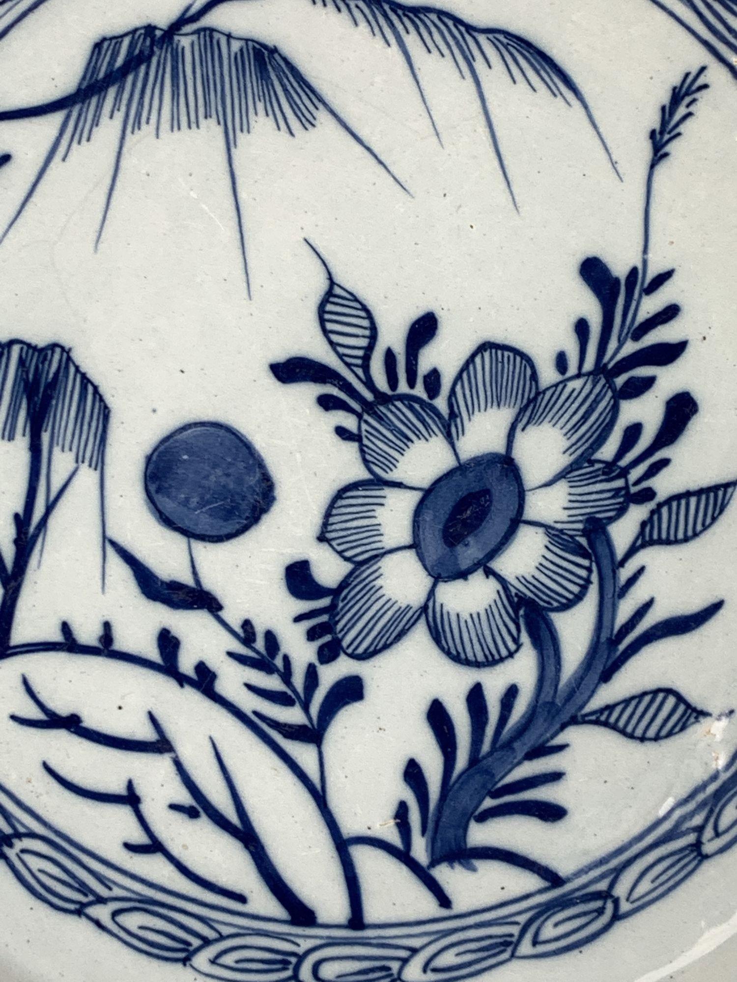 XVIII secolo Antico caricatore blu e bianco di Delft dipinto a mano in Inghilterra nel 1765 circa